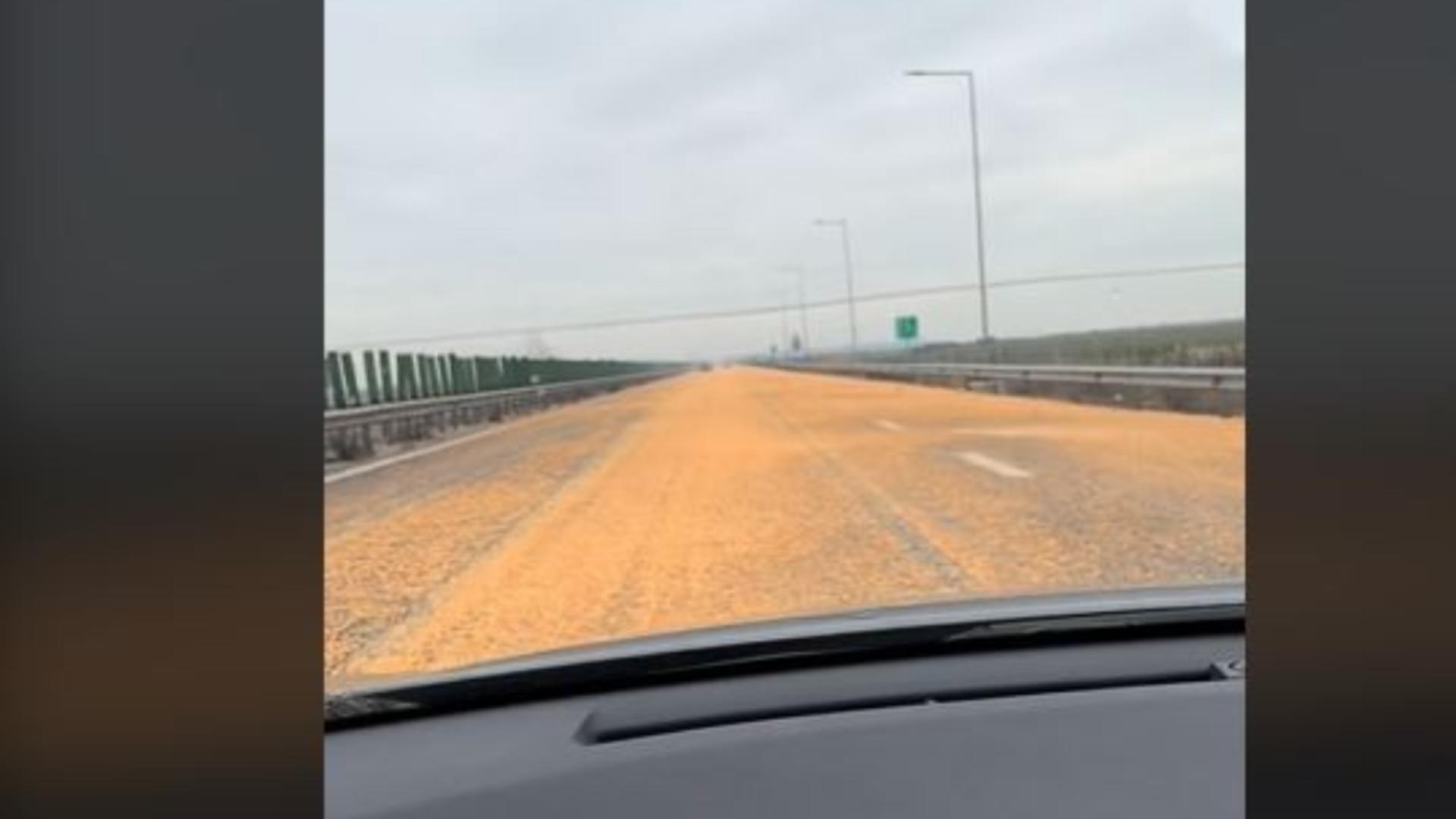 Blocaj pe Autostrada Soarelui după ce a “plouat” cu porumb. Risc mare pentru șoferi – VIDEO