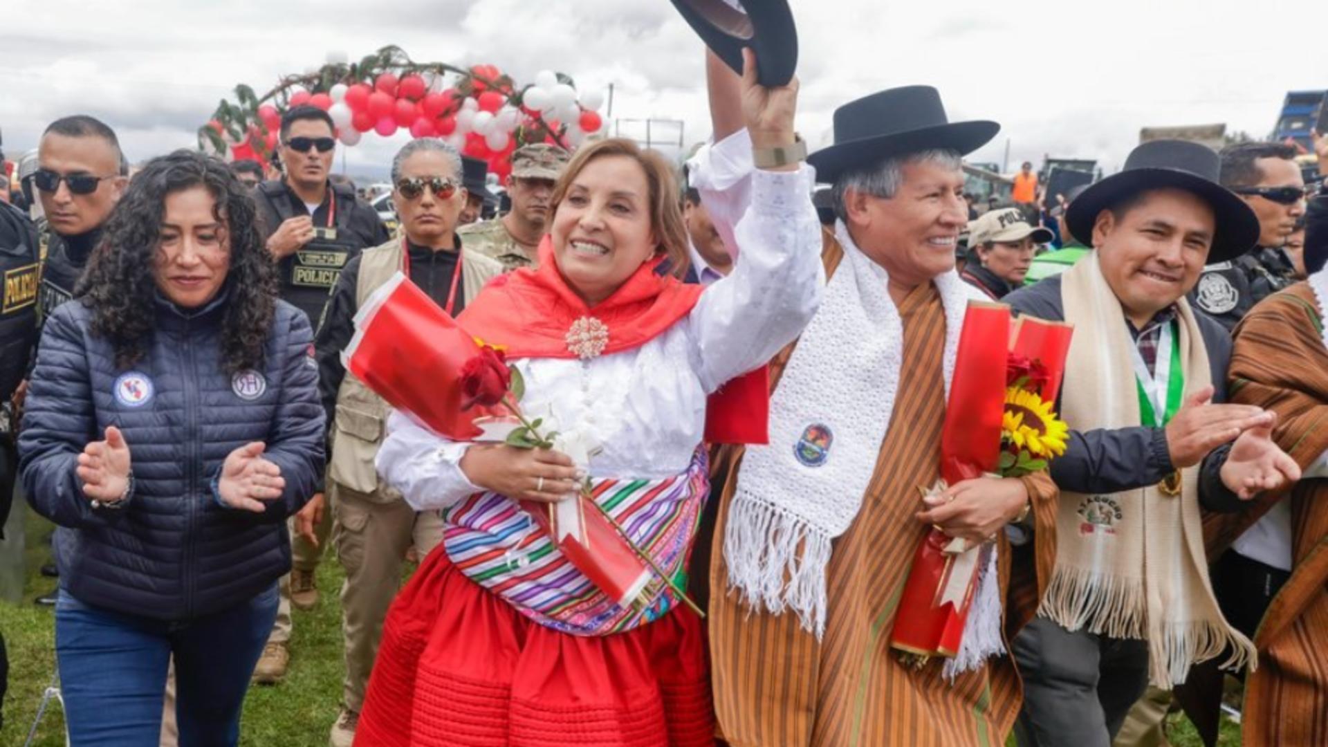 Preşedinta peruană a fost atacată de două femei: “Criminalo!” – VIDEO