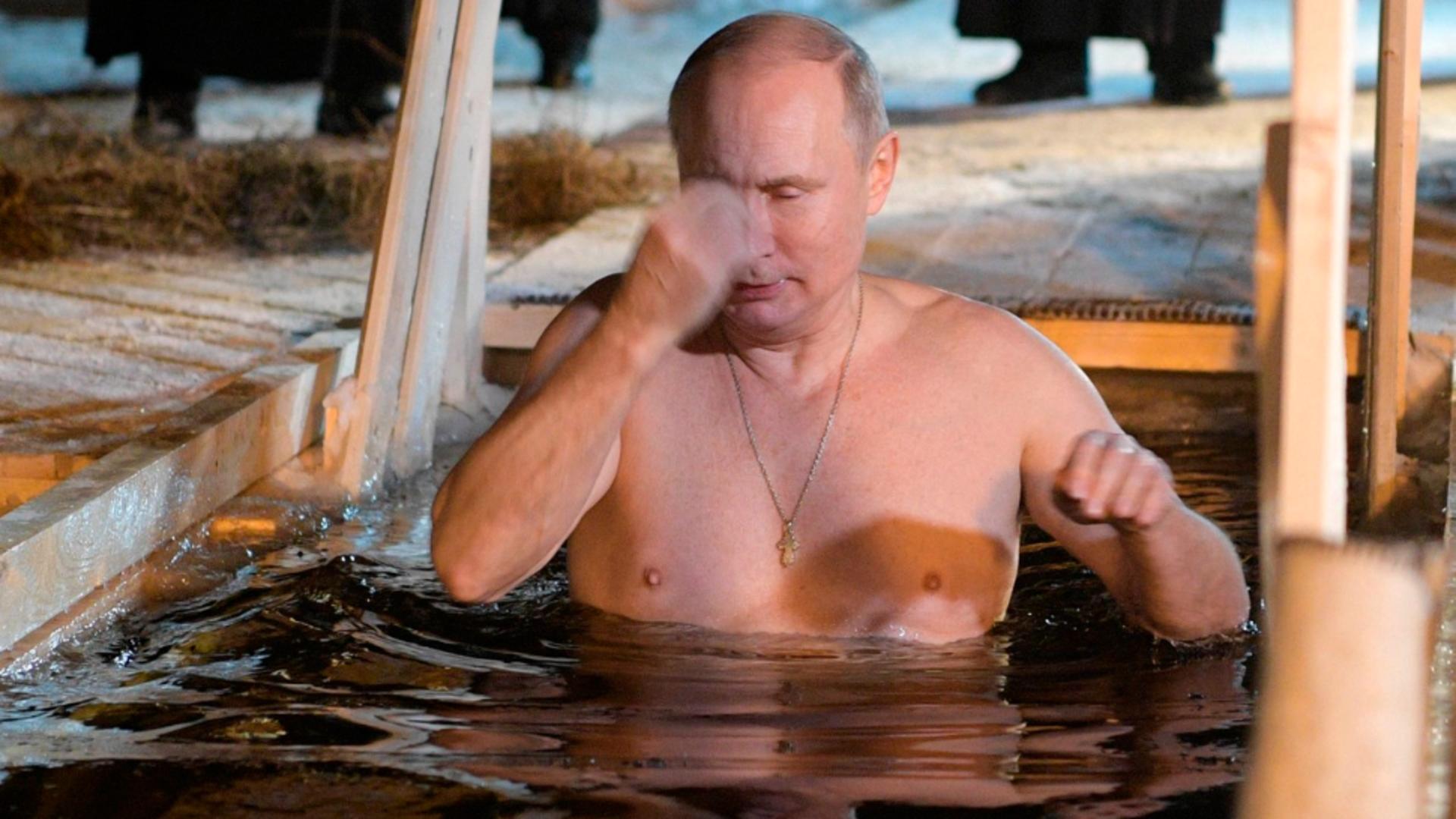 Vladimir Putin a făcut tradiționala baie în apă înghețată de Bobotează. Foto: Profimedia