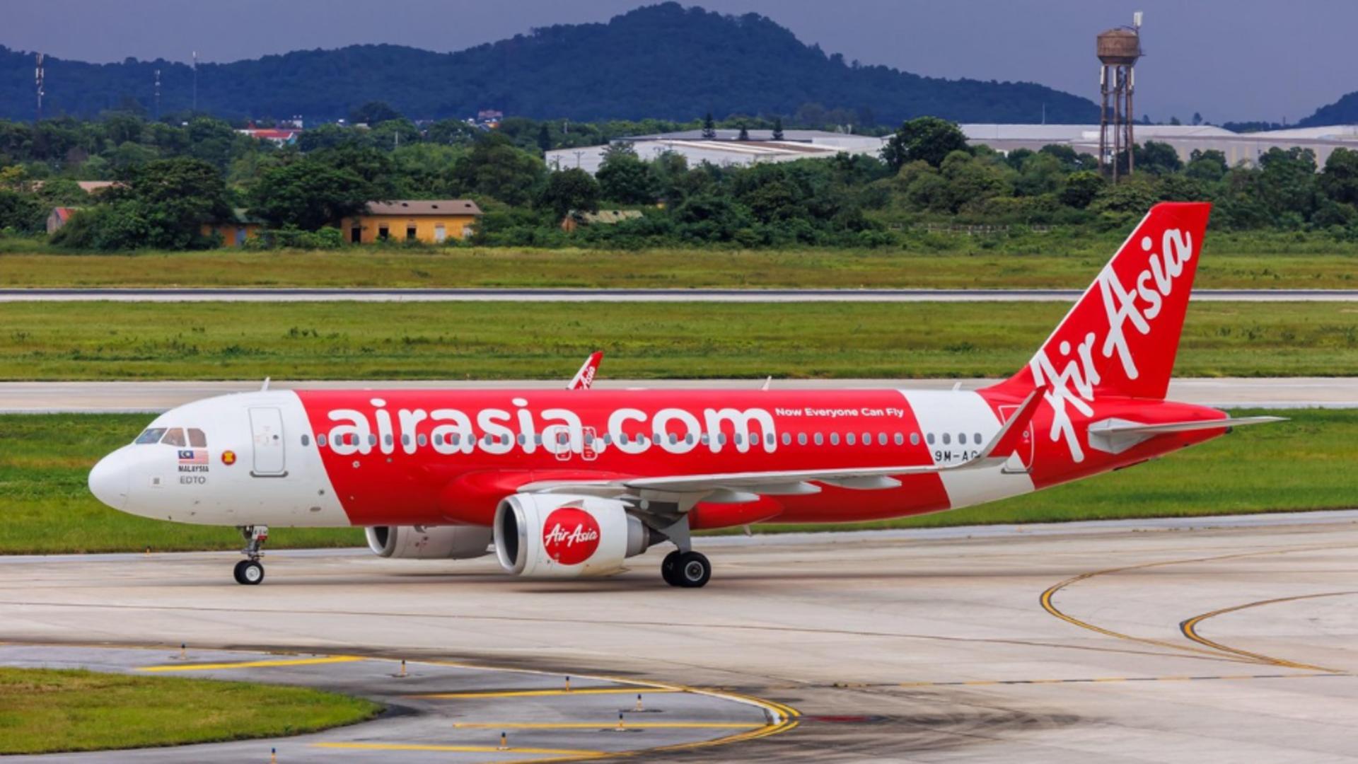 Panică la bordul unui avion al companiei malaeziene Air Asia, după ce un şarpe a fost descoperit printre bagaje VIDEO