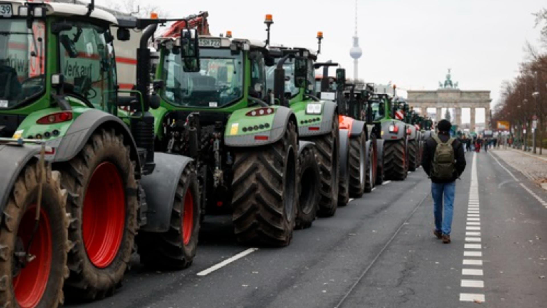 Germania, paralizată de protestele fermierilor. Coloană de 20 de kilometri de tractoare, lângă Mainz; Uzina VW și-a oprit producția