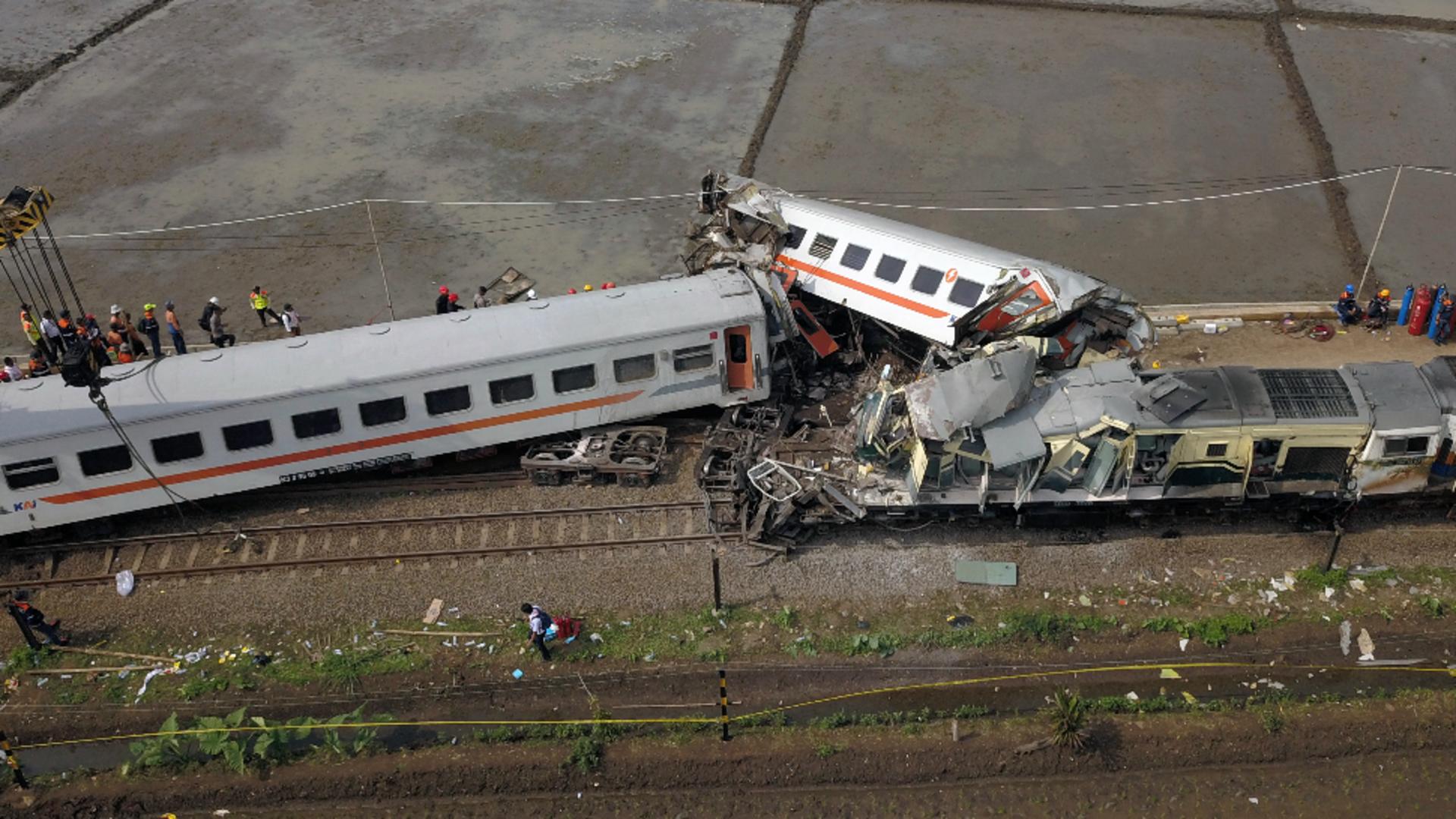 Accident feroviar grav: zeci de morți și răniți, după ce două trenuri s-au ciocnit – FOTO