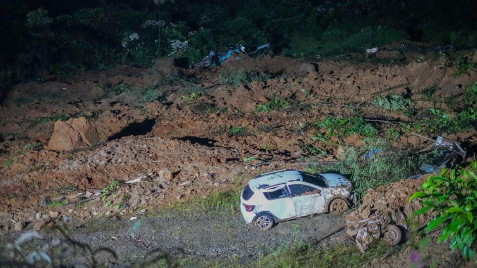 Alunecare de teren catastrofală, cel puțin 17 morți. Numeroase mașini înghițite de nămol