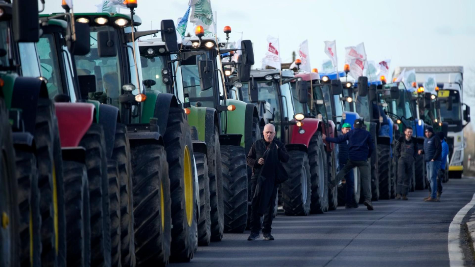 Traficul în jurul Parisului, blocat de agricultorii francezi/ Profimedia