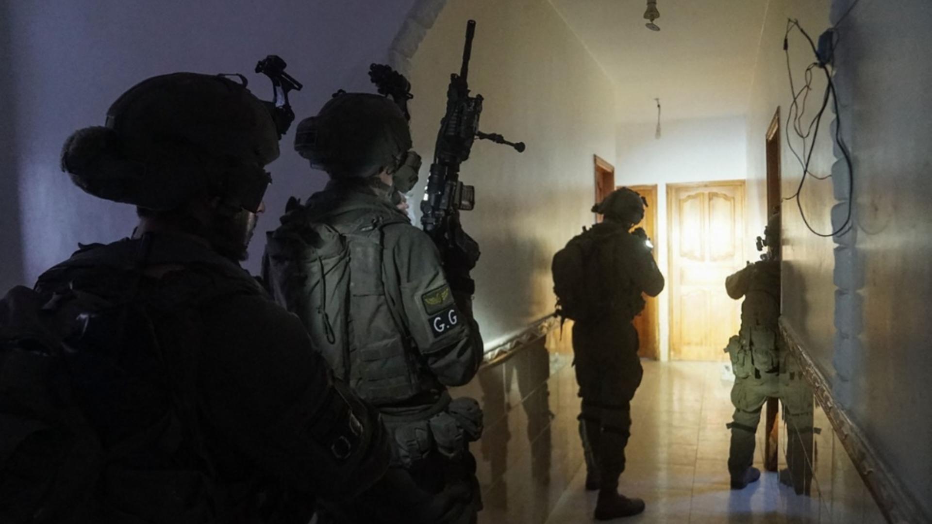 Soldați israelieni deghizați în femei musulmane au descins într-un spital din Cisiordania. 3 bărbați au fost împușcați