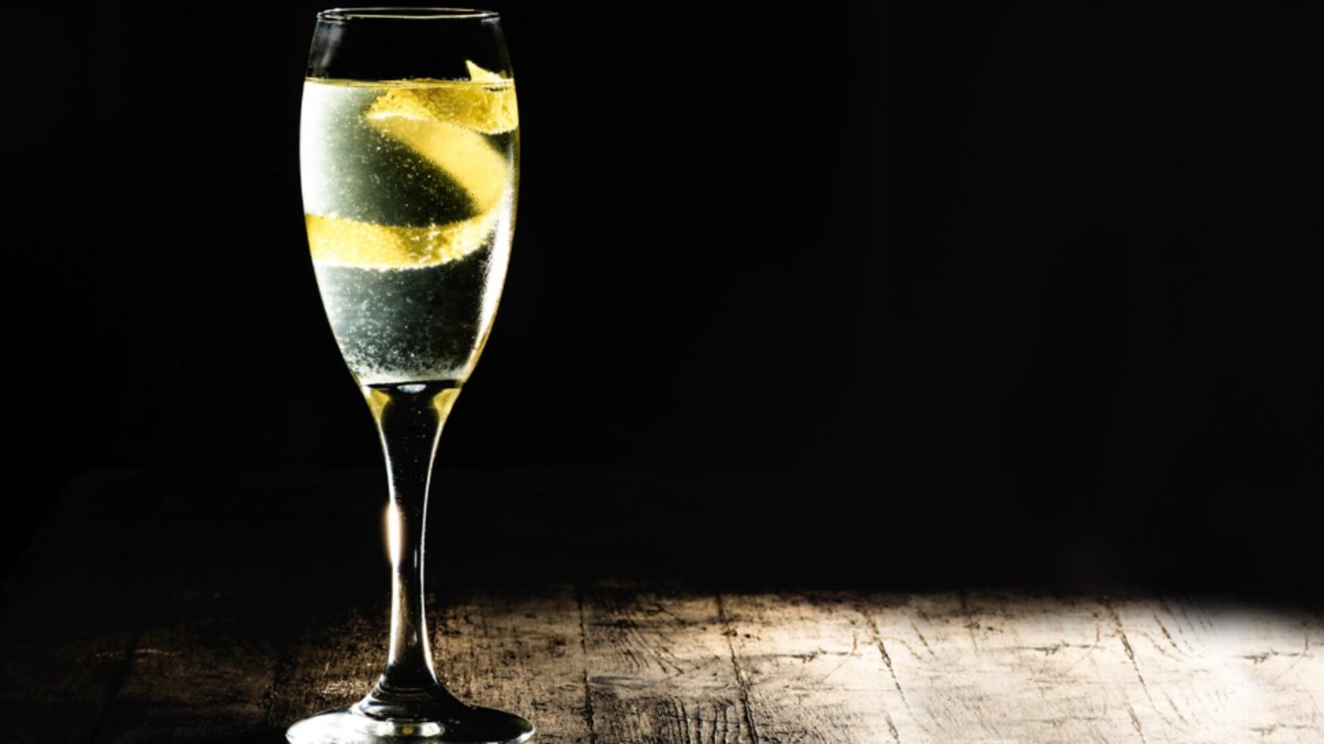 Explorând eleganța în culorile băuturilor: prosecco, vin și gin