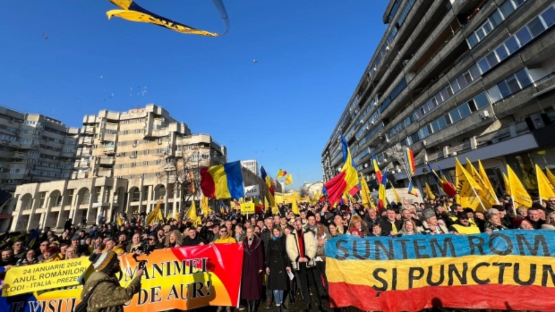 Marș cu peste mii de participanți organizat de AUR la Iași – FOTO