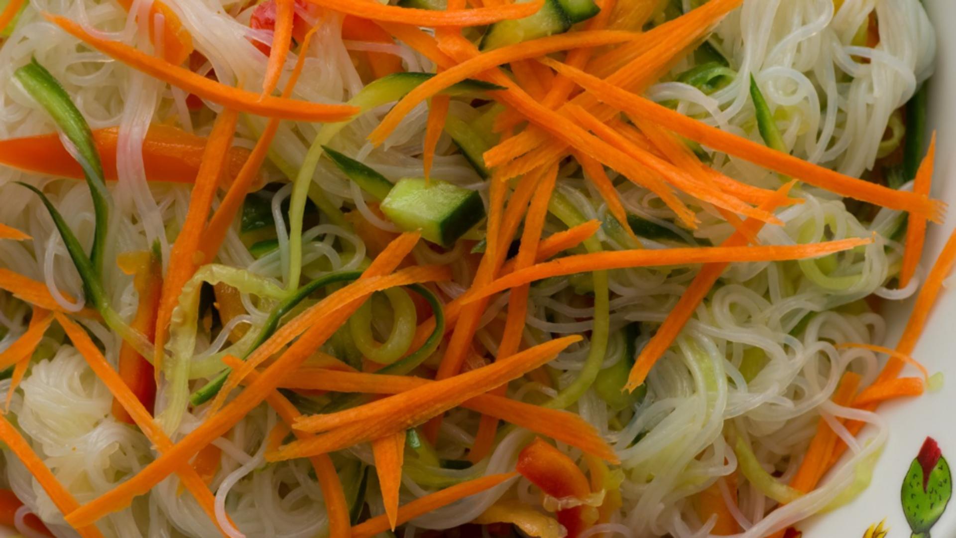 Diete speciale. Makguksu – rețeta de salată coreeană, plină de arome și aminoacizi, care face minuni VIDEO