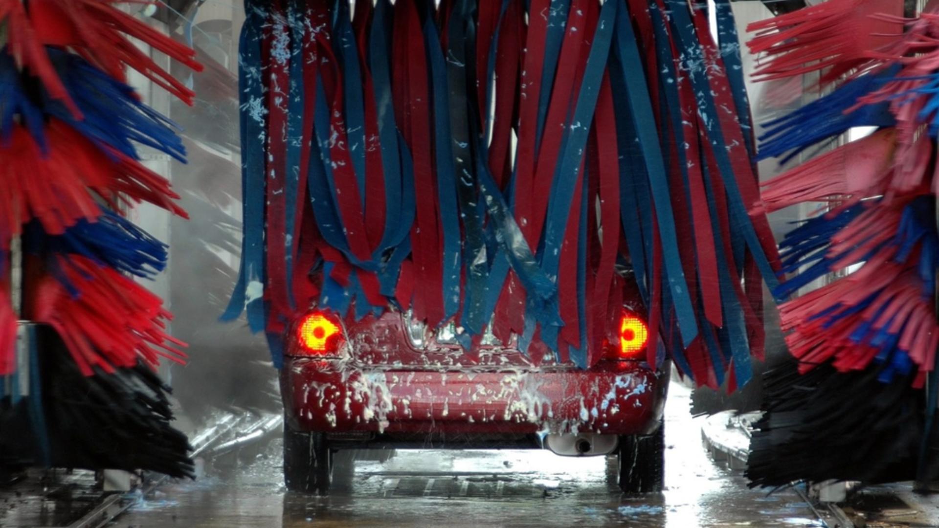 O nouă metodă de tâlhărie face victime în România: femeie jefuită în timp ce-și spăla mașina