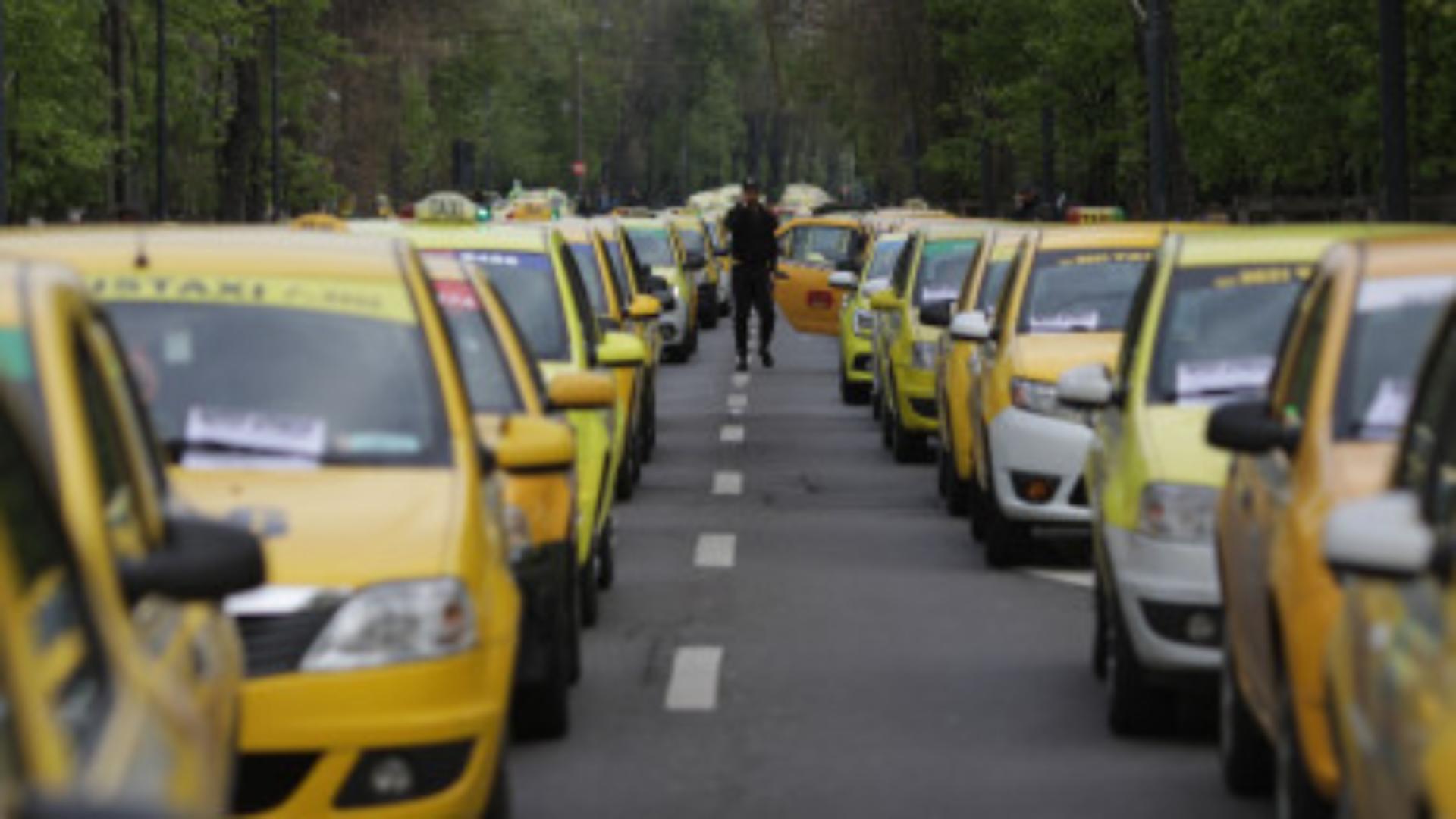 Taximetriștii s-au alăturat protestului transportatorilor, la Craiova! Zeci de șoferi au plecat în coloană pe străzi