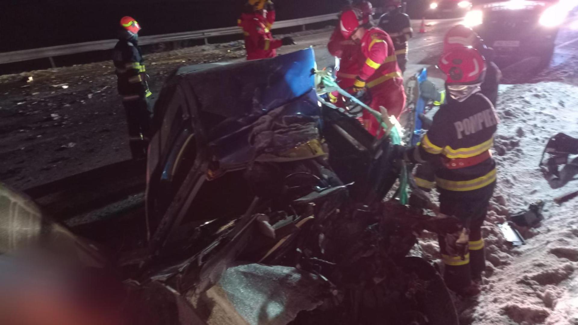 Accident TERIBIL în Suceava. Un om a murit după ce o mașină a fost spulberată de un camion VIDEO/FOTO