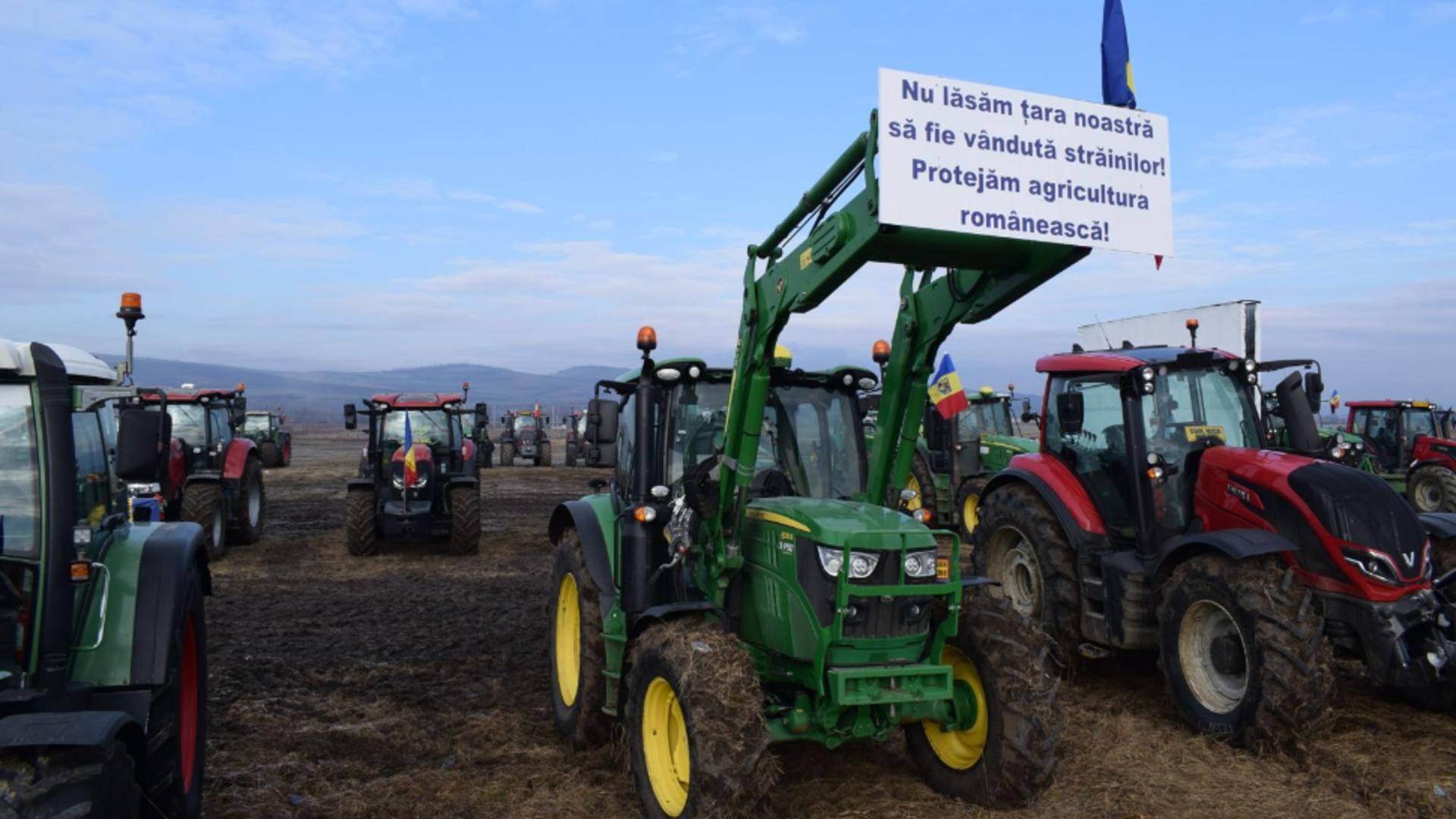  Fermierii din Mureş continuă protestele pe terenul de lângă Aeroportul Transilvania. Foto: Agerpres