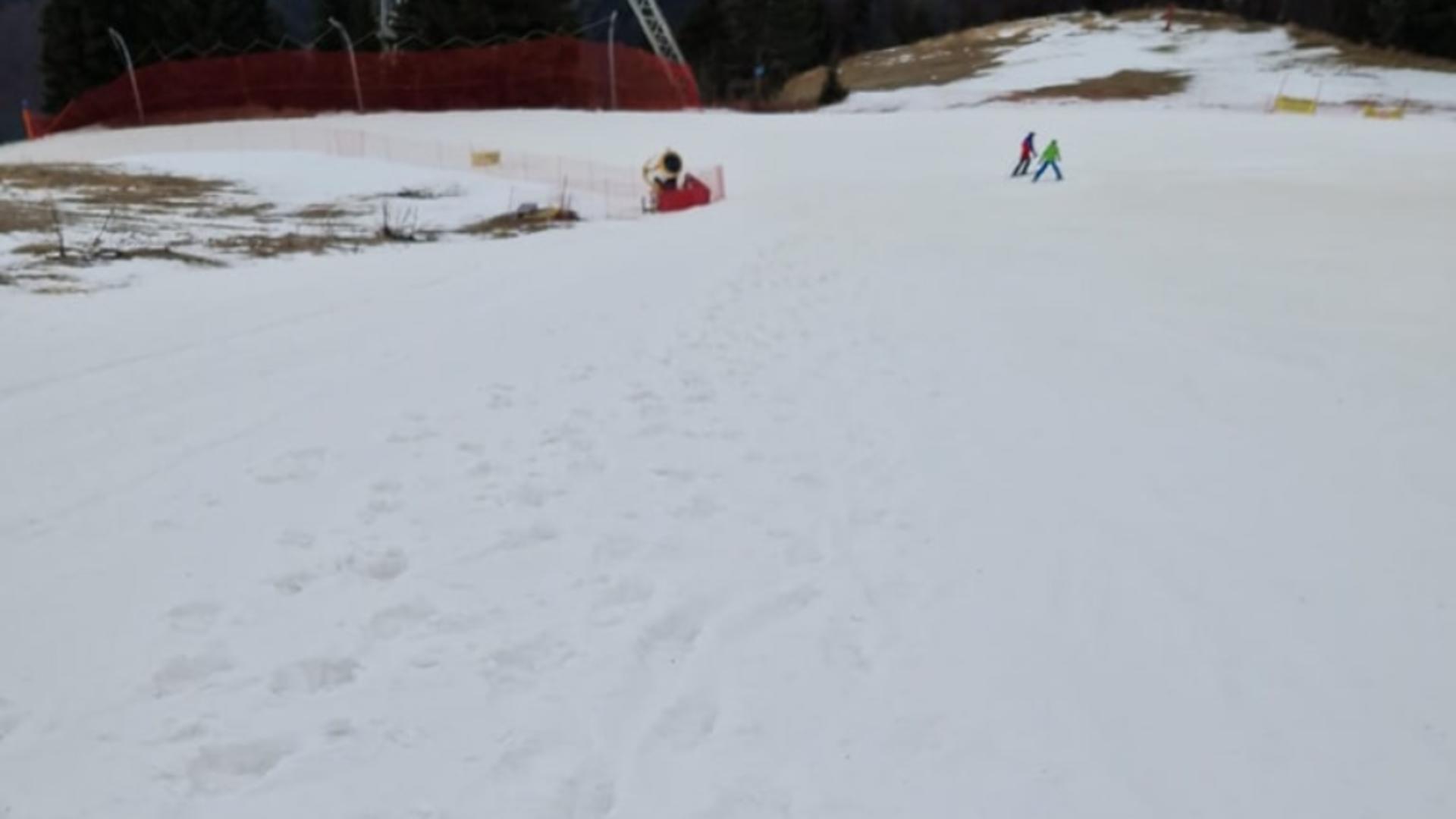 Scandal pe pârtiile de schi din Brașov. Turiști acuzați că strică stratul de zăpada cu bocancii
