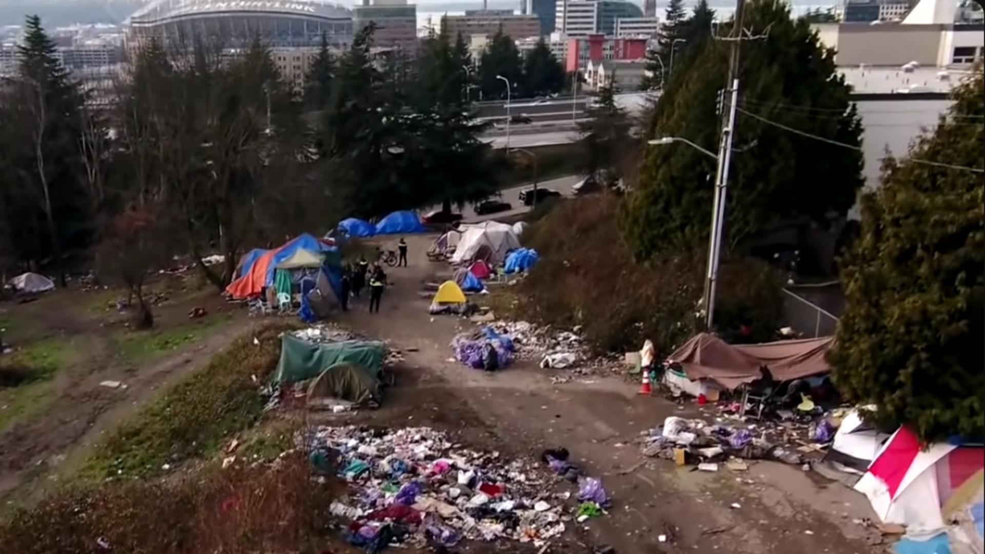 Au oferit droguri gratuite drogaților, iar acum străzile sunt sufocate de oameni fără adăpost și criminalitate. Foto: Captură YouTube
