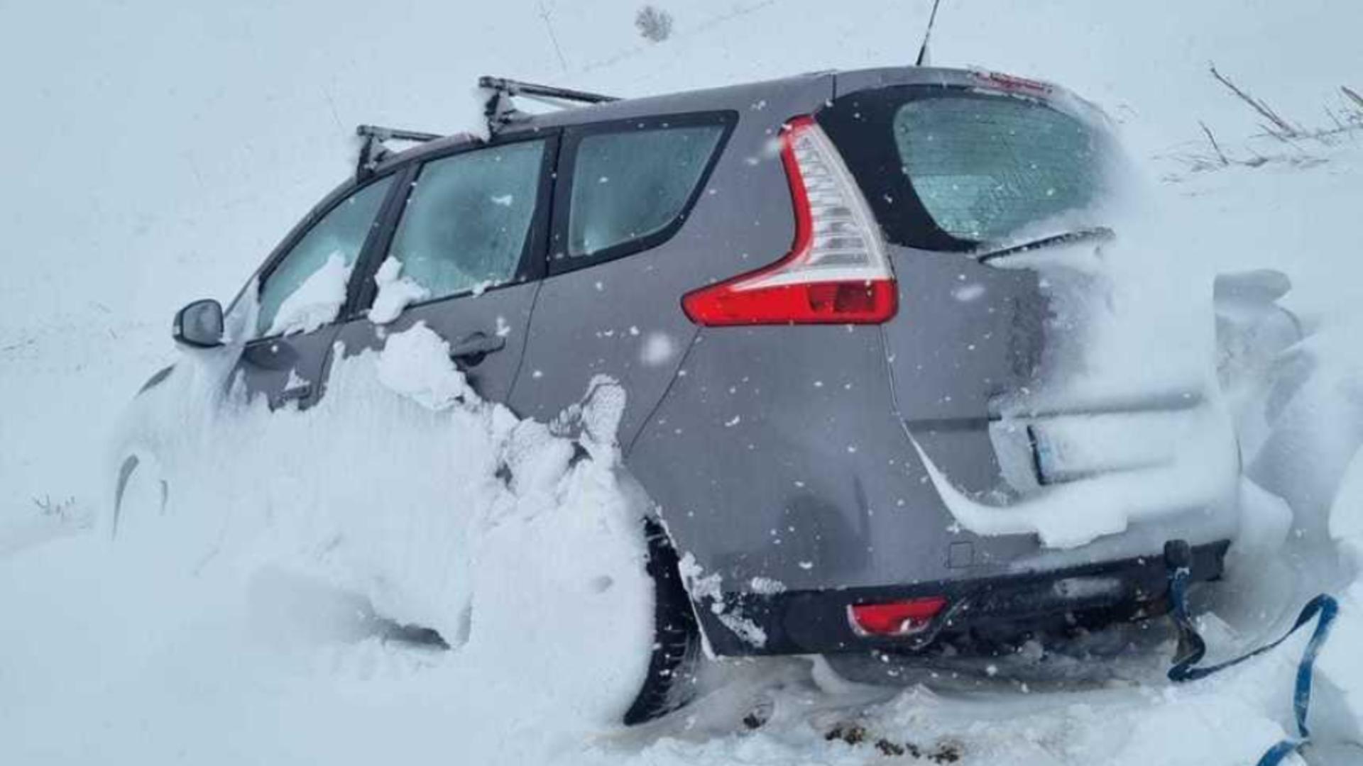 Mai multe mașini au rămas blocate în zăpadă, peste noapte, la Galați. Printre pasageri se numărau inclusiv copii