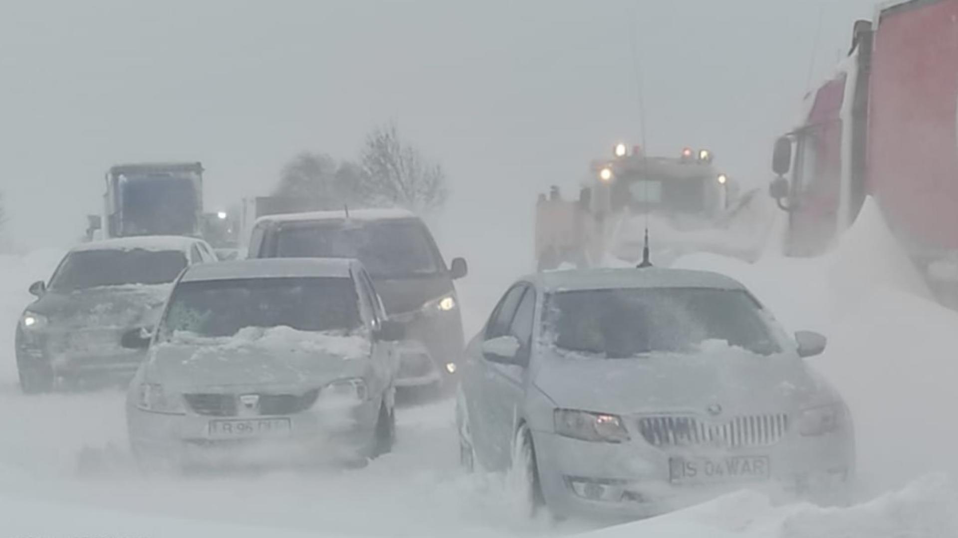 În timpul ninsorilor abundente mulți oameni rămân blocați cu mașinile pe șosele. Foto/CNAIR