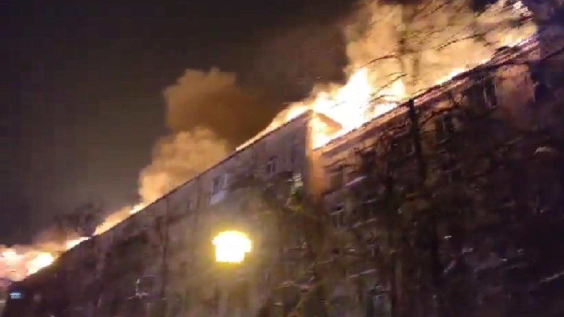Incendiu de proporții într-un imobil rezidenţial din nord-vestul Moscovei. Aproximativ 400 de persoane, evacuate de urgență. Imagini șocante VIDEO
