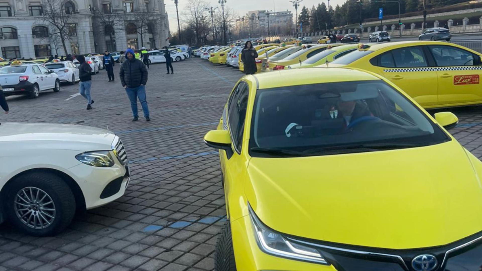 Taximetriștii ies din nou în stradă: protest uriaș în Piața Constituției, din Capitală