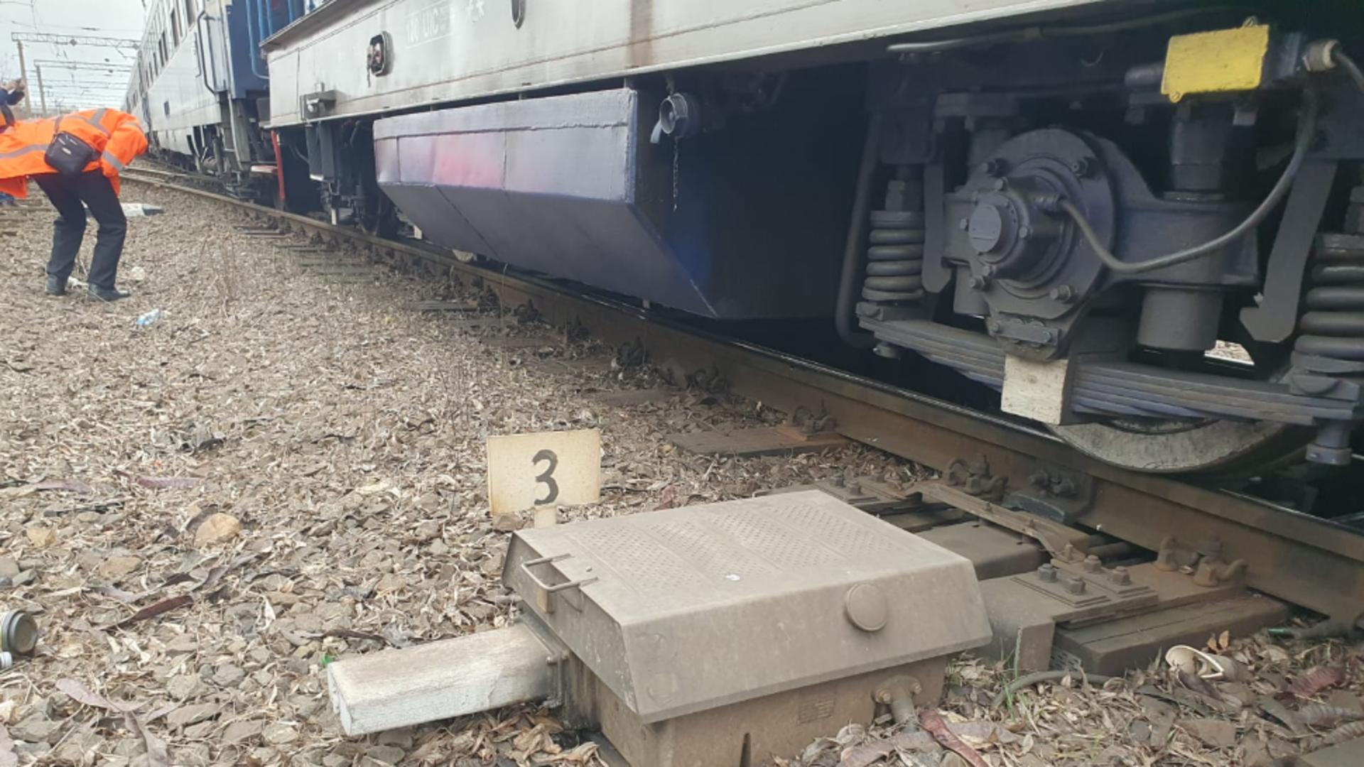 Un tren de călători a deraiat, în timpul unei manevre