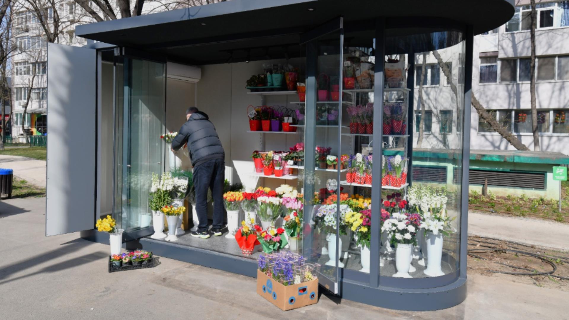 Concept unic în România: au apărut primele chioșcuri de flori cu pereți din sticlă. Eleganță și stil pe străzile Sectorului 6