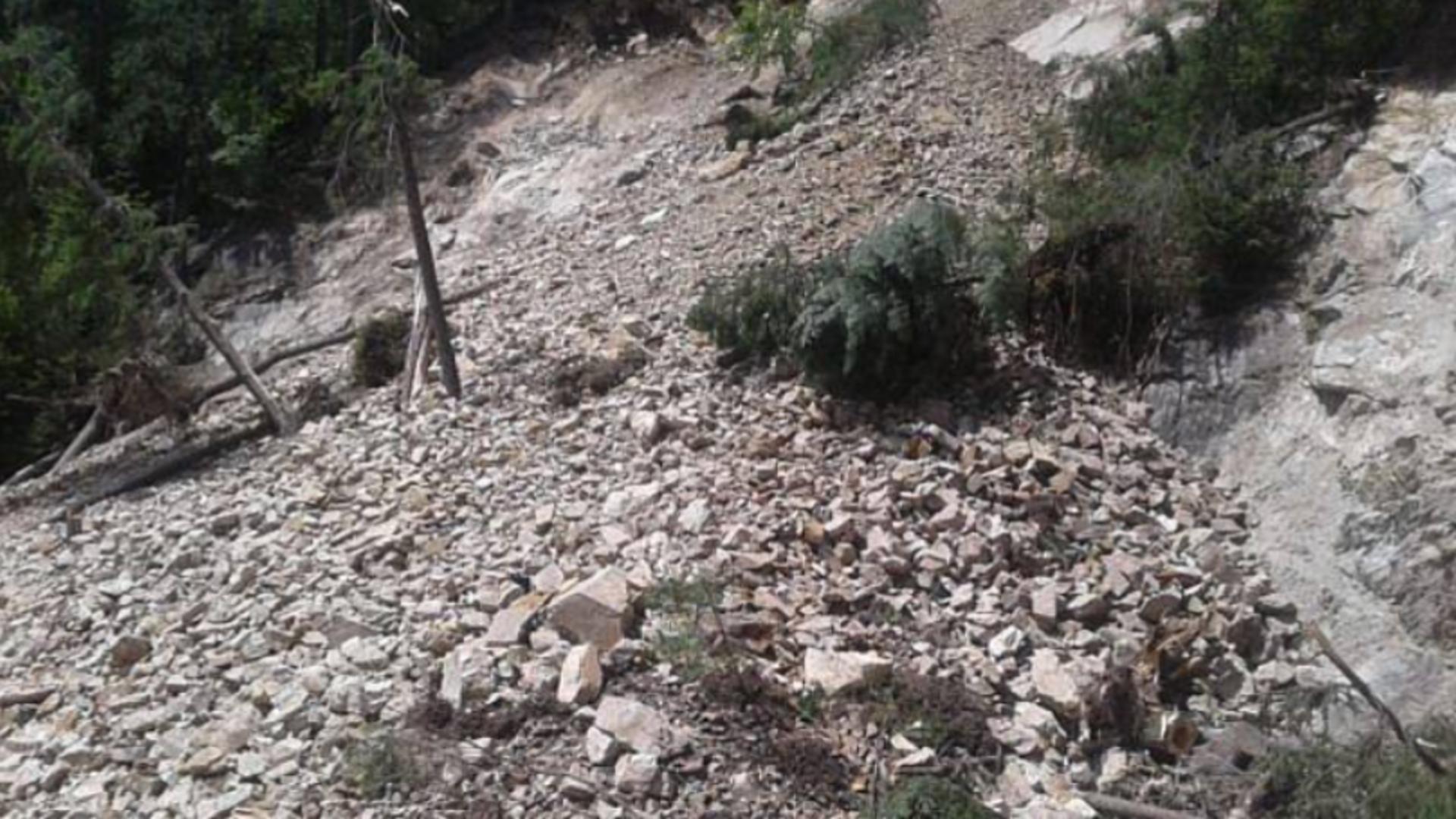 Alunecare de teren în Cugir: două gospodării au fost afectate. Situația, verificată la fața locului de reprezentanții mai multor instituții