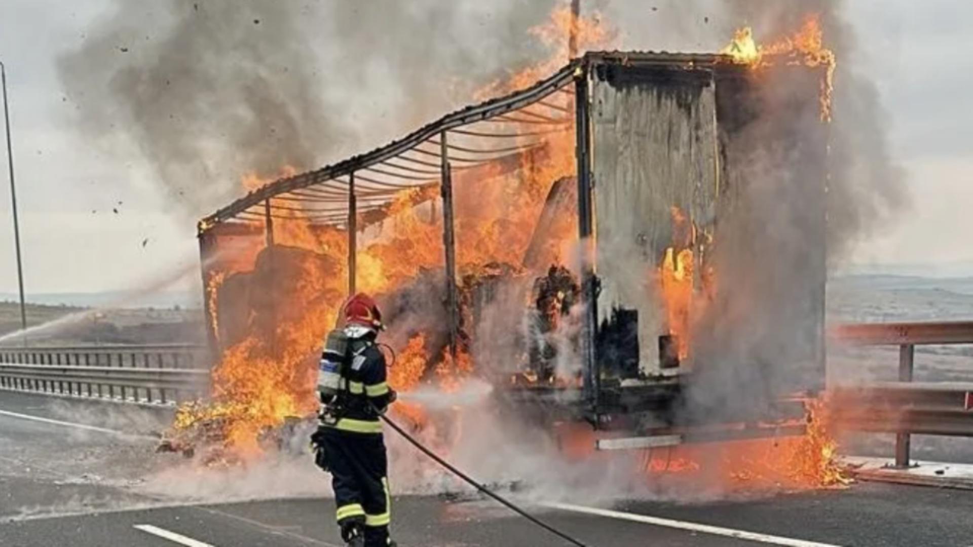 Un camion încărcat cu carton presat a ars ca o torță pe A1, în județul Sibiu. Imagini șocante