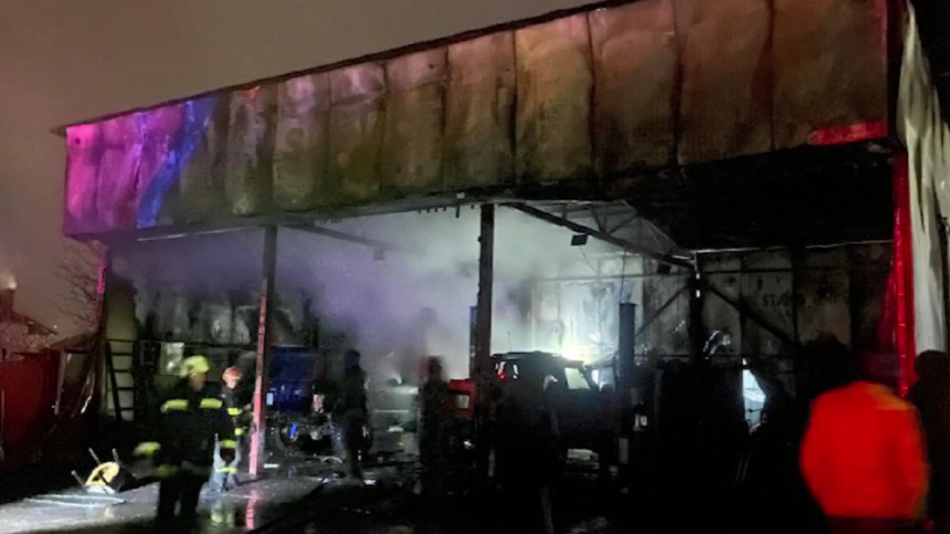 Incendiu devastator la un service auto din Curtea de Argeș. Proprietarul a ajuns la spital