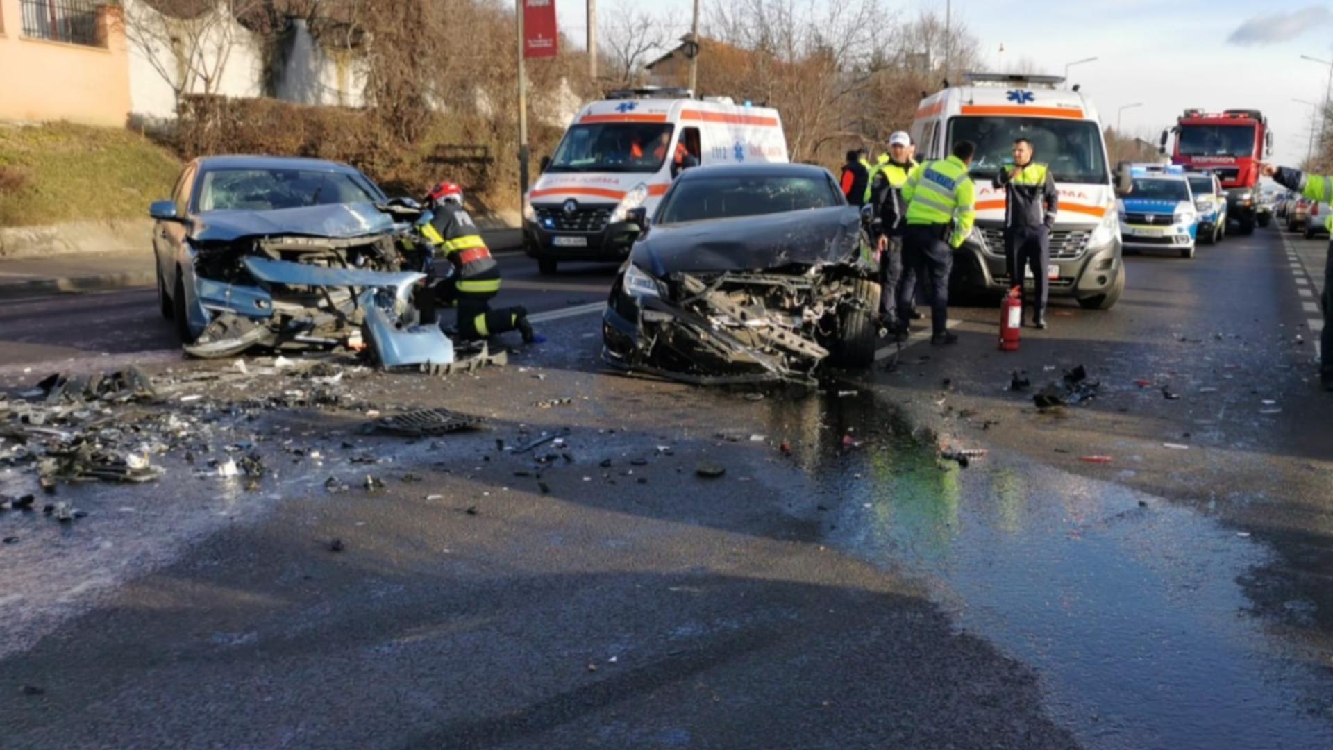 Carambol cu 3 mașini la intrarea în Râmnicu Vâlcea: 3 persoane au ajuns la spital în urma impactului violent