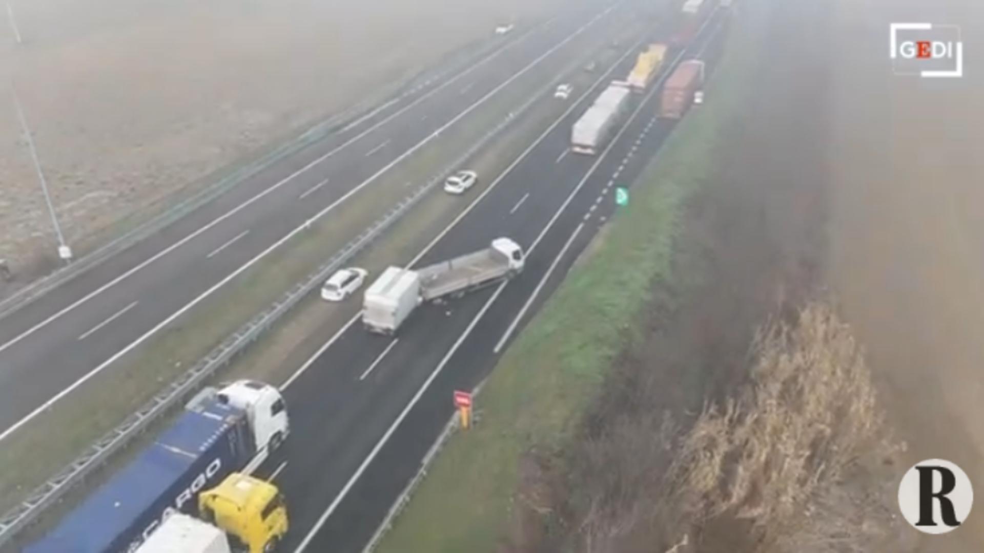 Carambol cu 150 de mașini pe o autostradă din Italia. Cel puțin 3 morți și zeci au fost răniți: care a fost cauza / Captură video