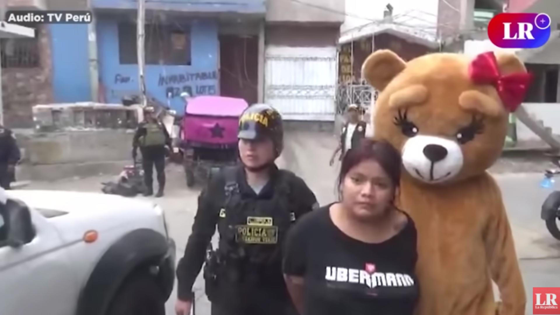 Polițist deghizat în urs de pluș pentru a aresta o traficantă de droguri. Imagini din timpul ineditei operațiuni / Captură video