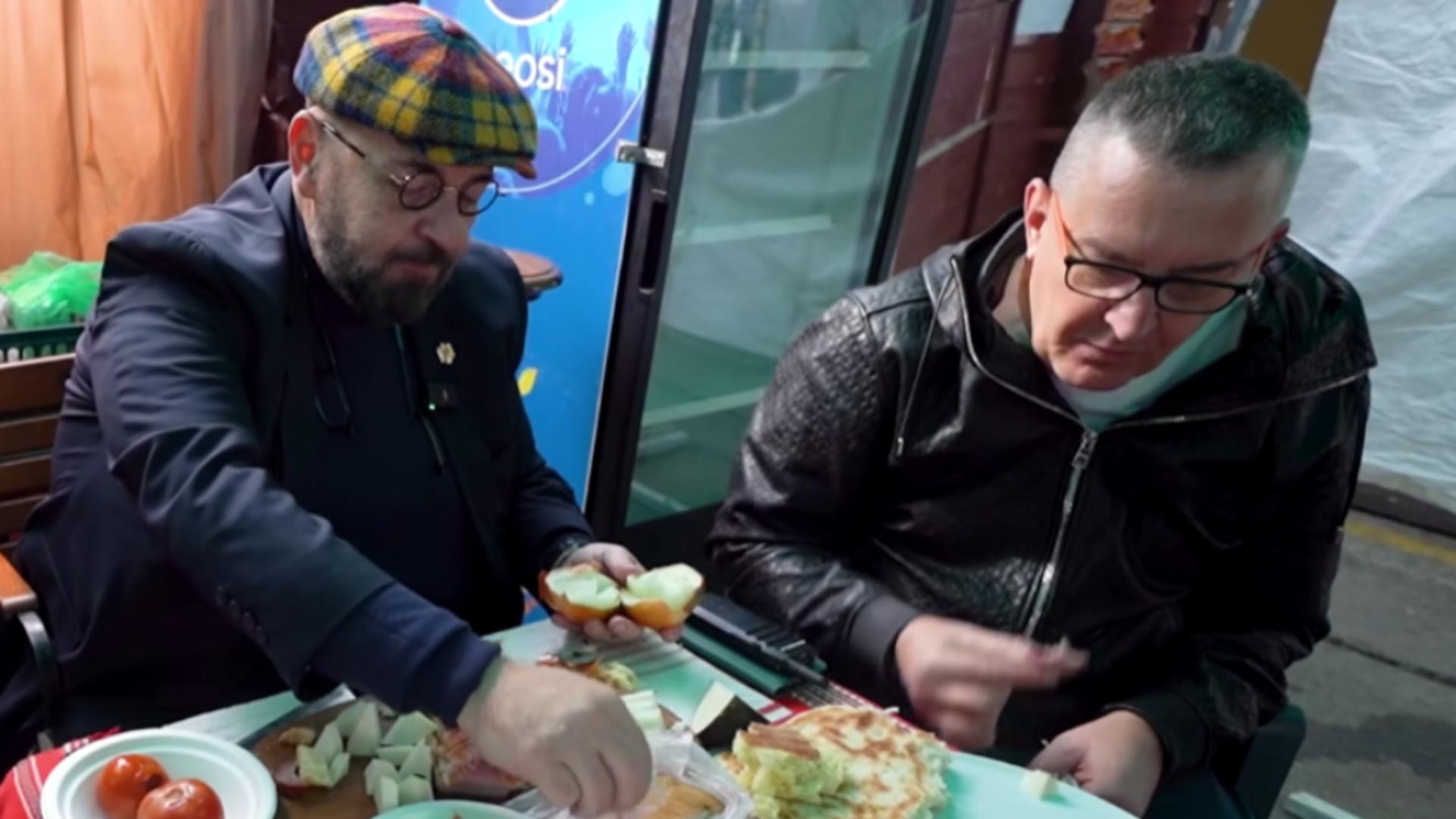 Piedone, viral pe rețelele sociale după ce a mâncat slănină cu ceapă, la un târg din Sectorul 5 VIDEO