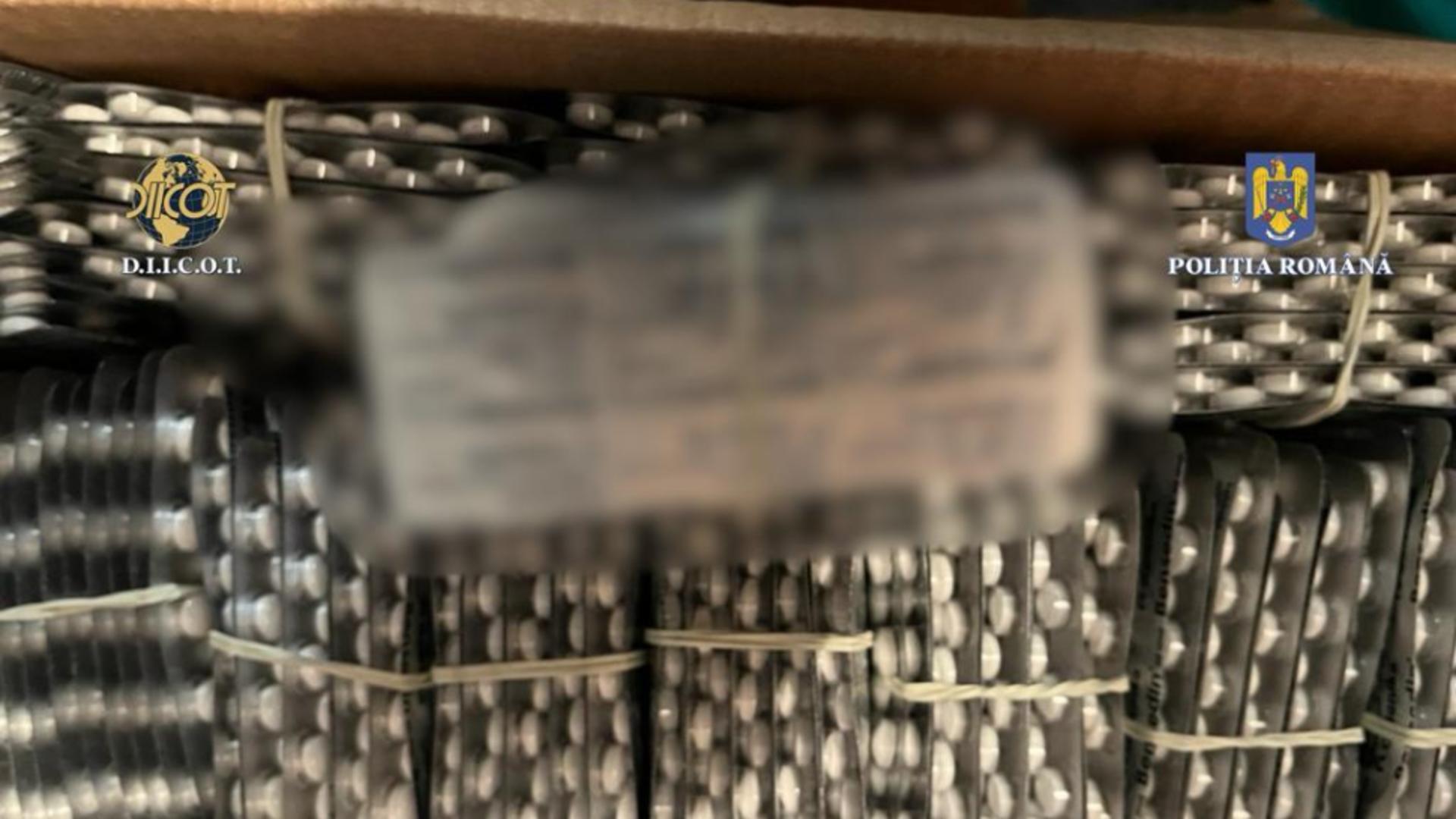 Sute de mii de pastile folosite ca droguri, ridicate de procurorii DIICOT din casa unui bărbat din Arad