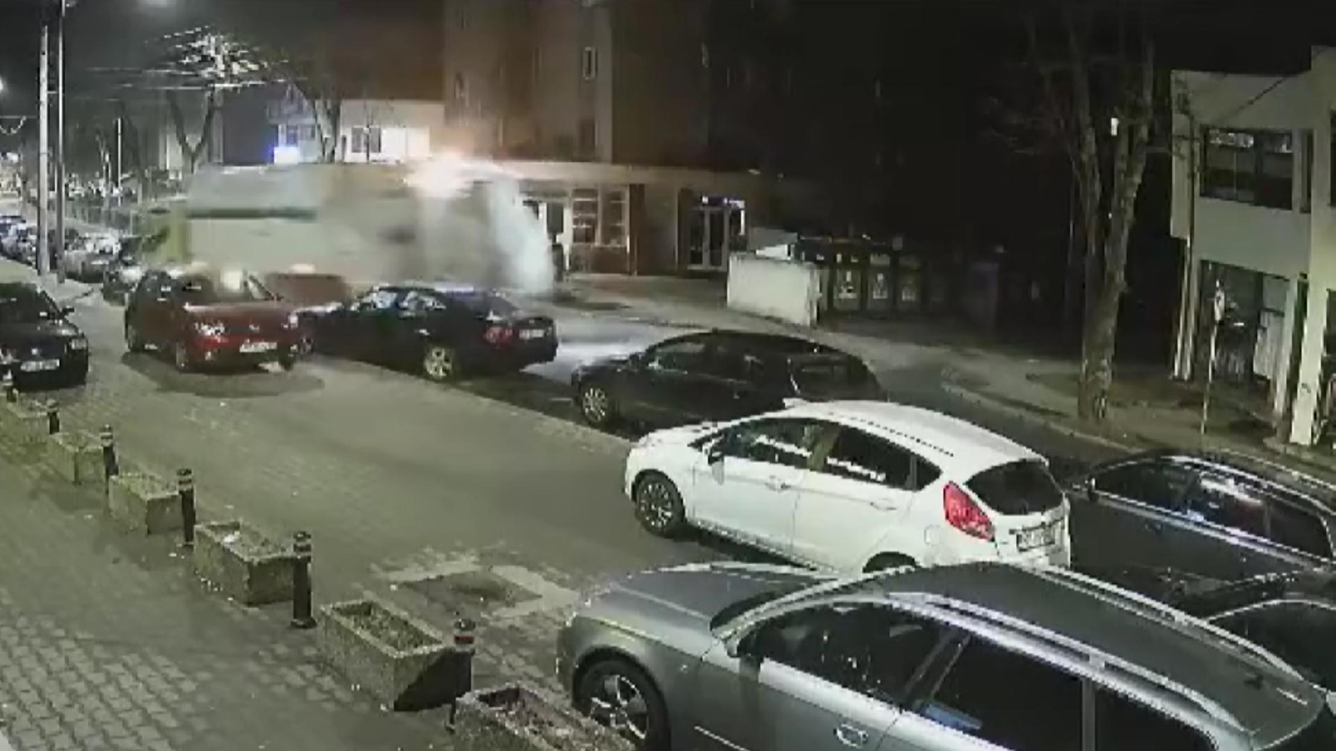 O mașină de gunoi a făcut prăpăd la Alba Iulia. Imagini halucinante cu vehiculul scăpat de sub control – VIDEO
