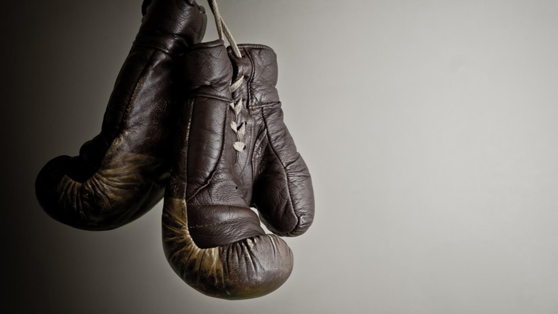 Fost campion la box, săltat de polițiști din bar: bărbatul, acuzat de șantaj