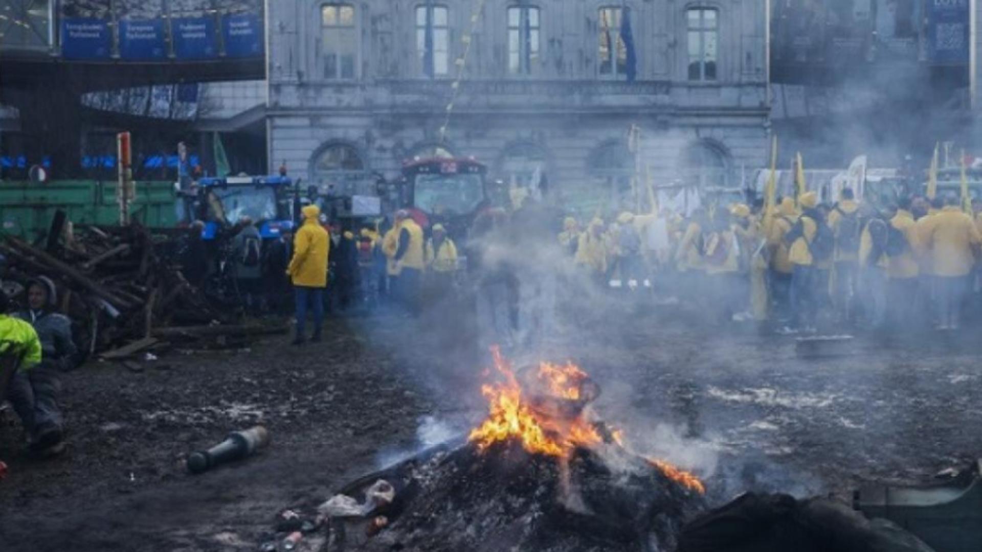 Alertă la Bruxelles. Fermierii au incendiat cauciucuri și baloți! PROTESTE violente