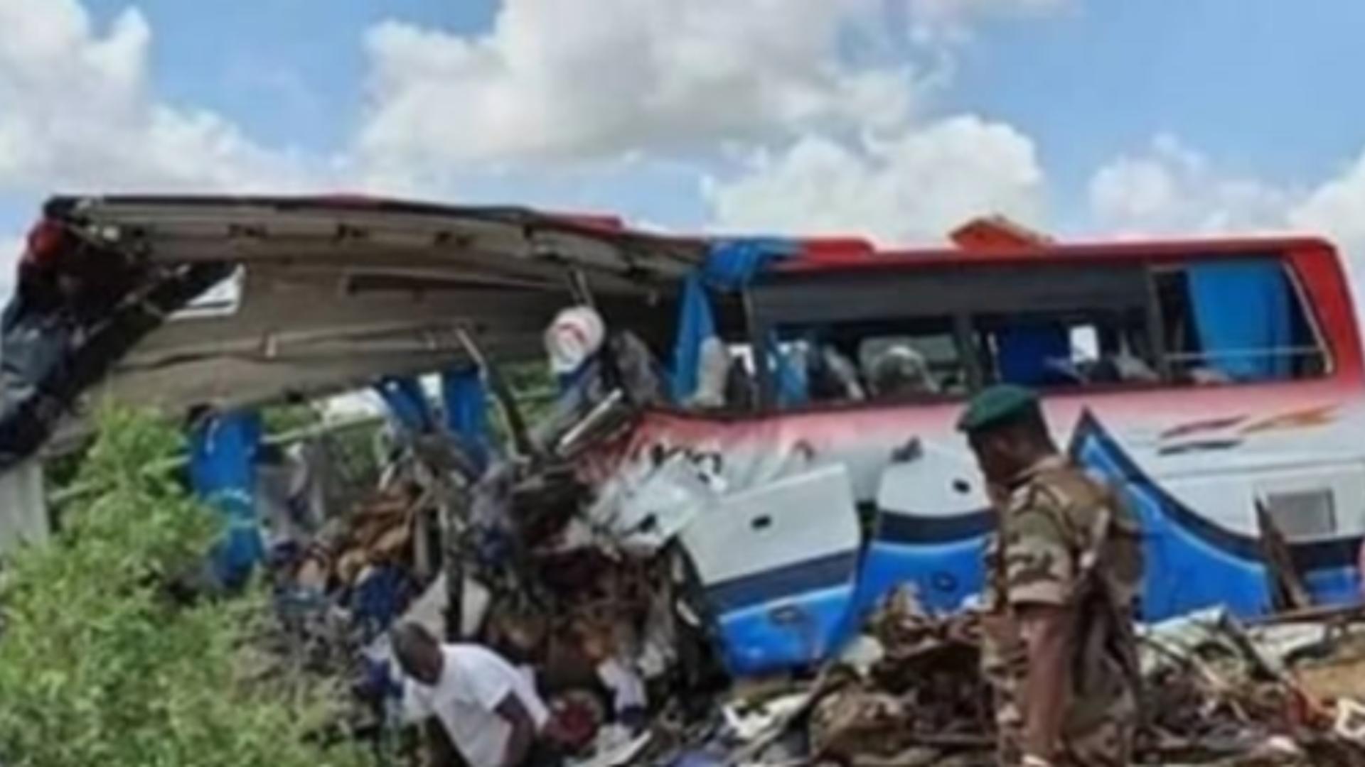 Tragedie fără margini: 31 de persoane au murit după ce un autobuz a căzut de pe un pod