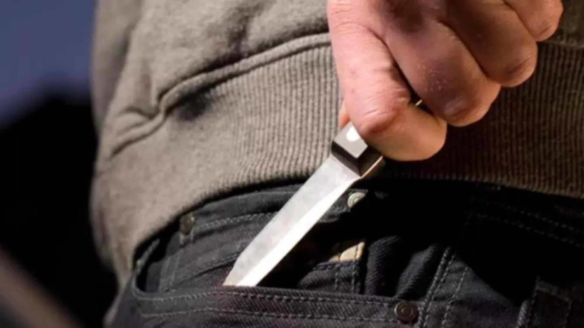 Un bărbat a lovit cu pietre agenții de pază ai unui mall şi i-a amenințat cu un cuţit 