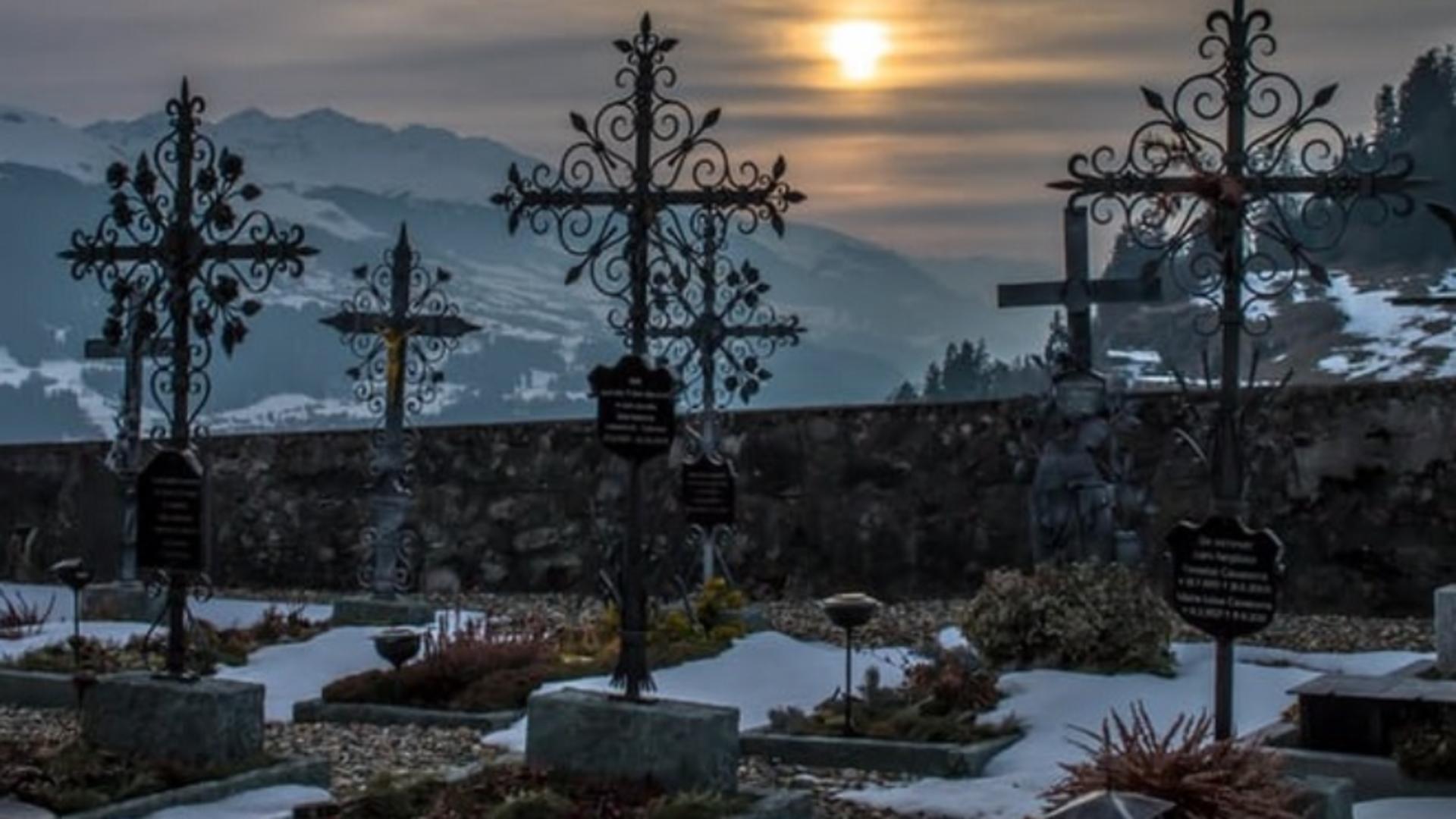 Vizita la cimitir, încheiată la spital de un bărbat beat, după ce crucea a căzut peste el – FOTO