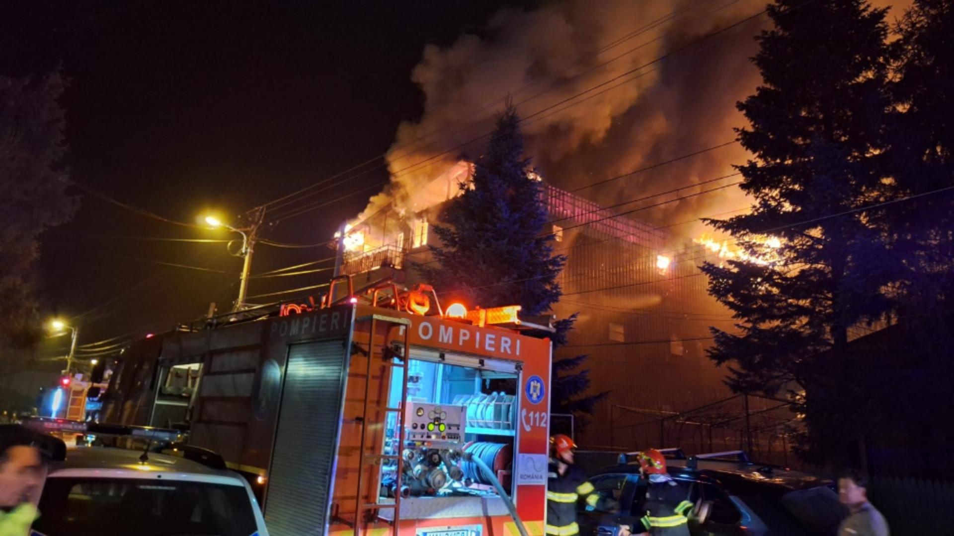 Pompierii au intervenit pentru a bloca extinderea focului (foto: ISU BUcurești - Ilfov)