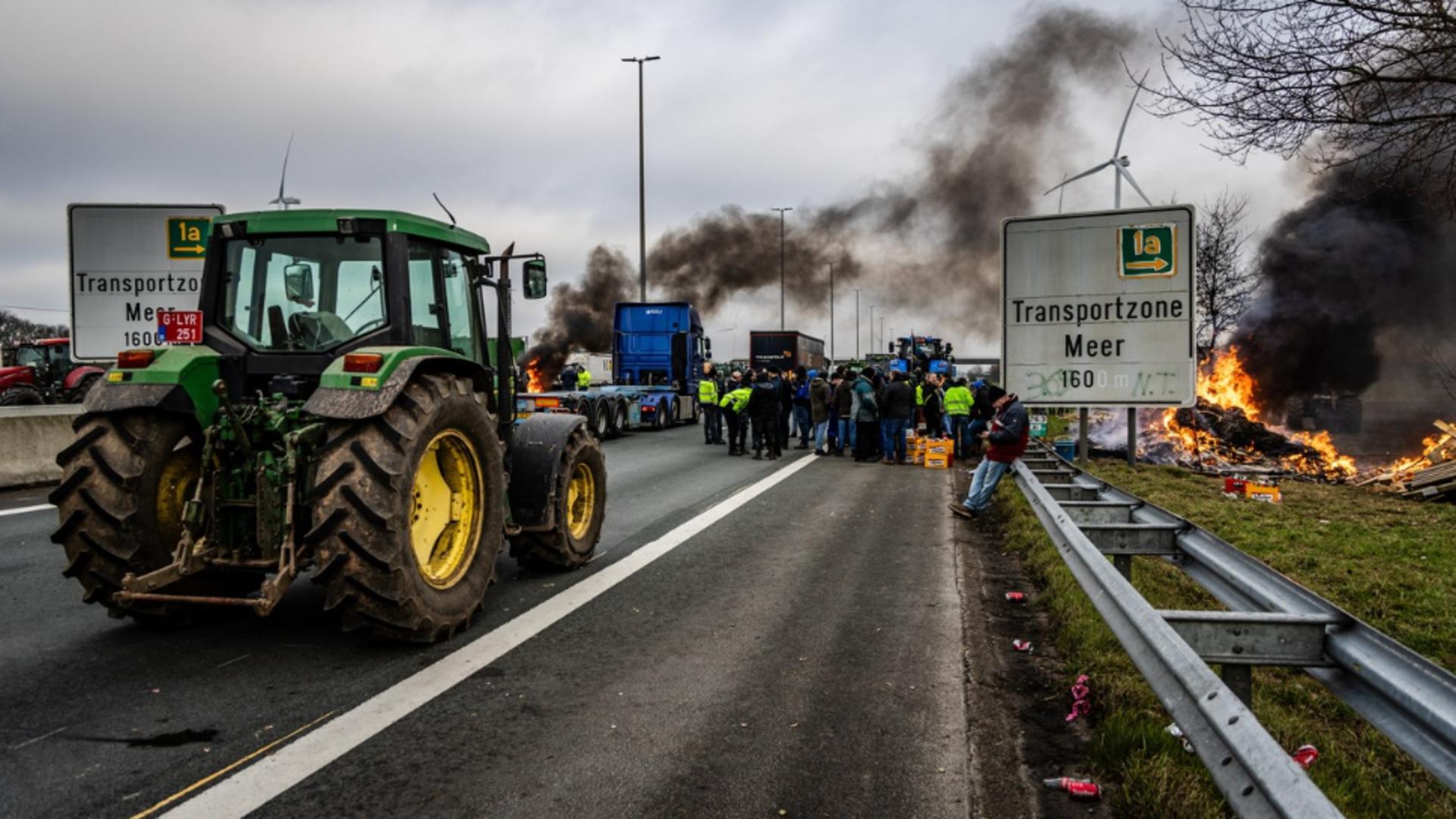 Fermierii belgieni au blocat accesul către al doilea port ca mărime din Europa. Foto/Profimedia