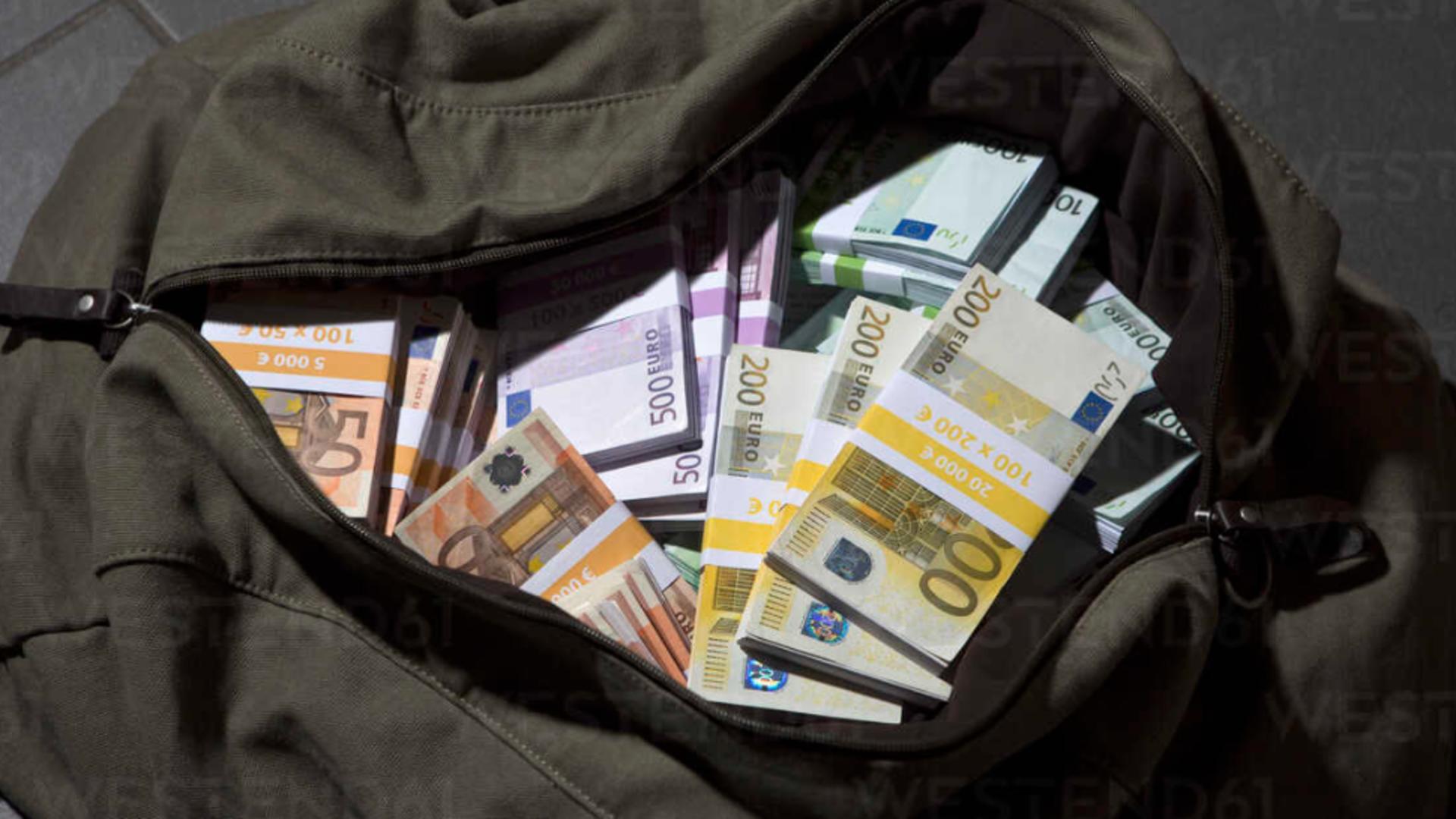 Un poliţist din Argeș aflat la cumpărături a găsit o geantă cu 15.000 de euro. Unde au ajuns banii