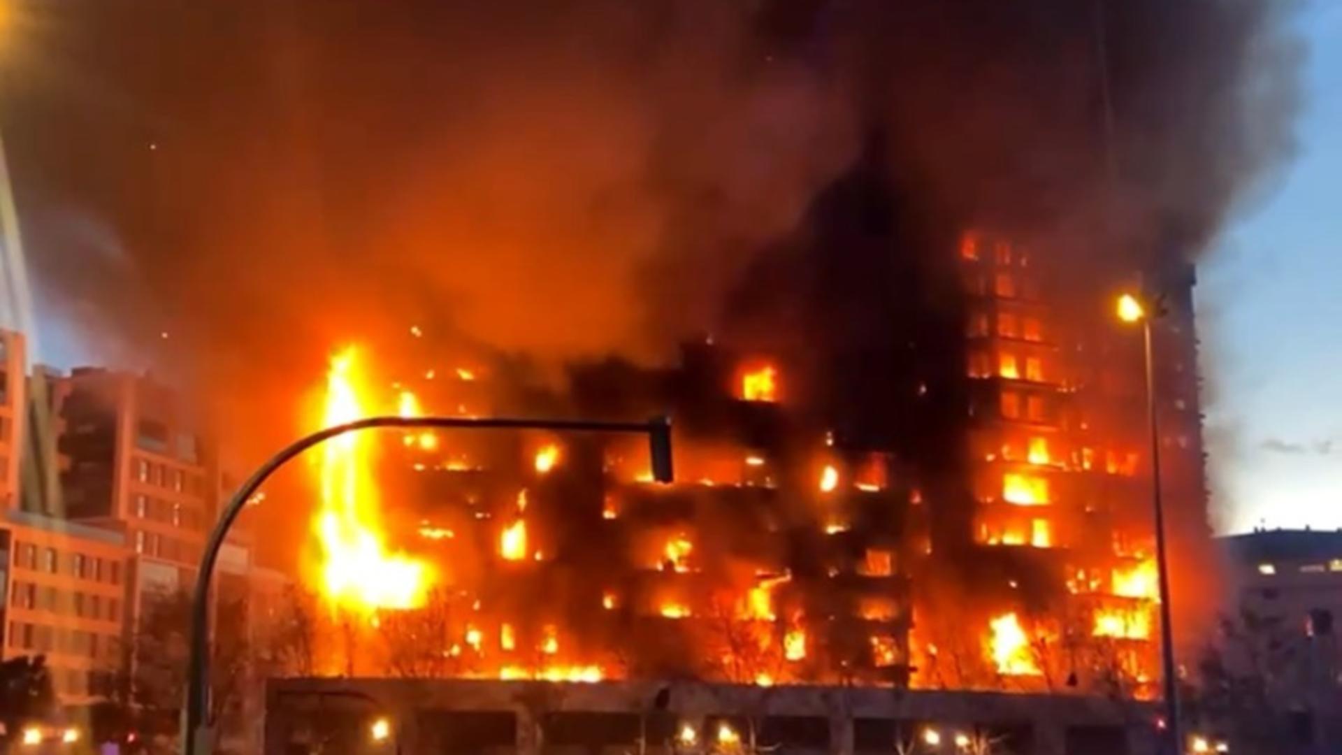 Incendiu uriaș în Valencia. Arde un bloc întreg de locuințe cu 14 etaje