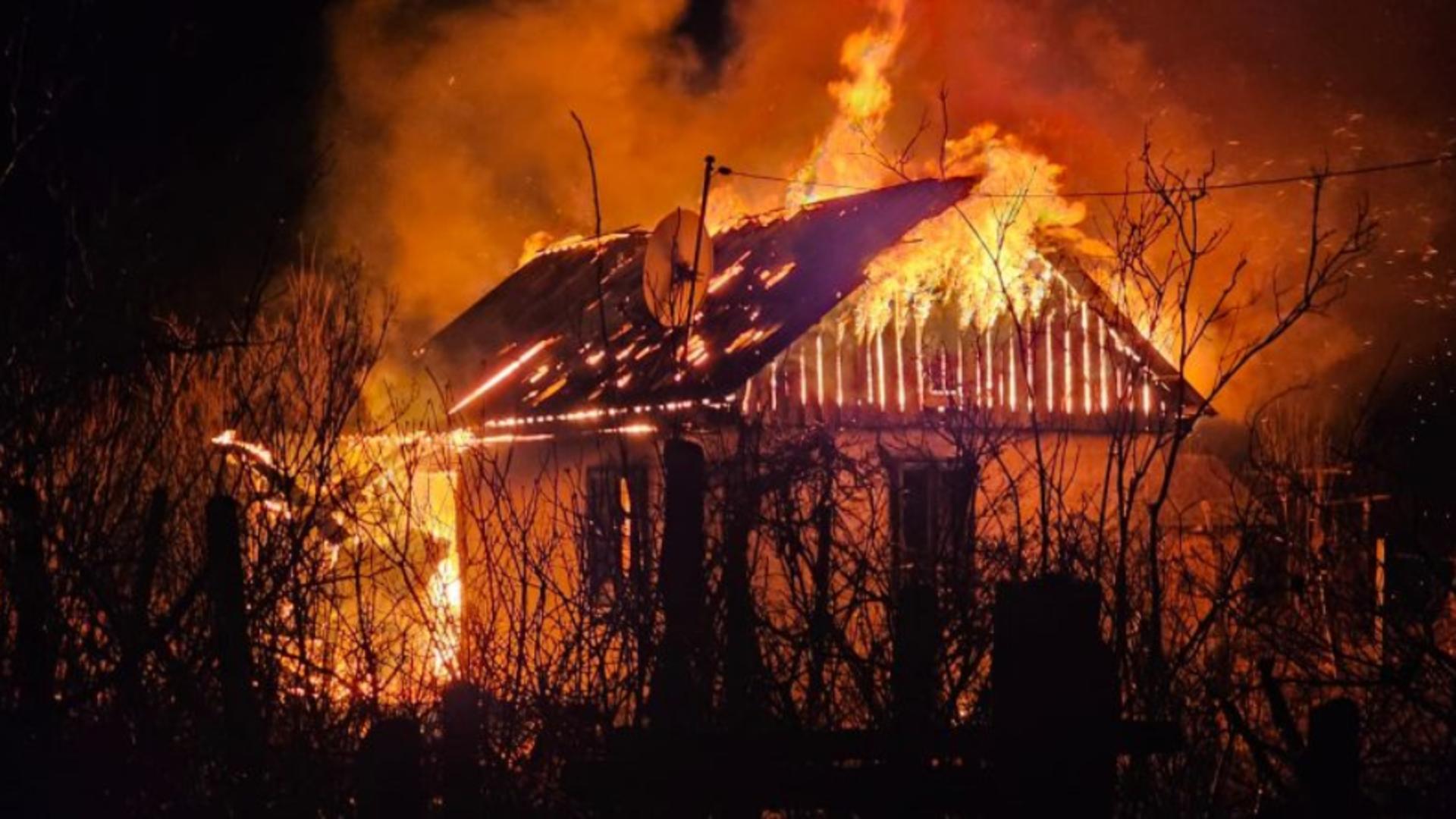 Incendiu devastator în Galați. O casă a ars din temelii, intervenție dramatică a pompierilor