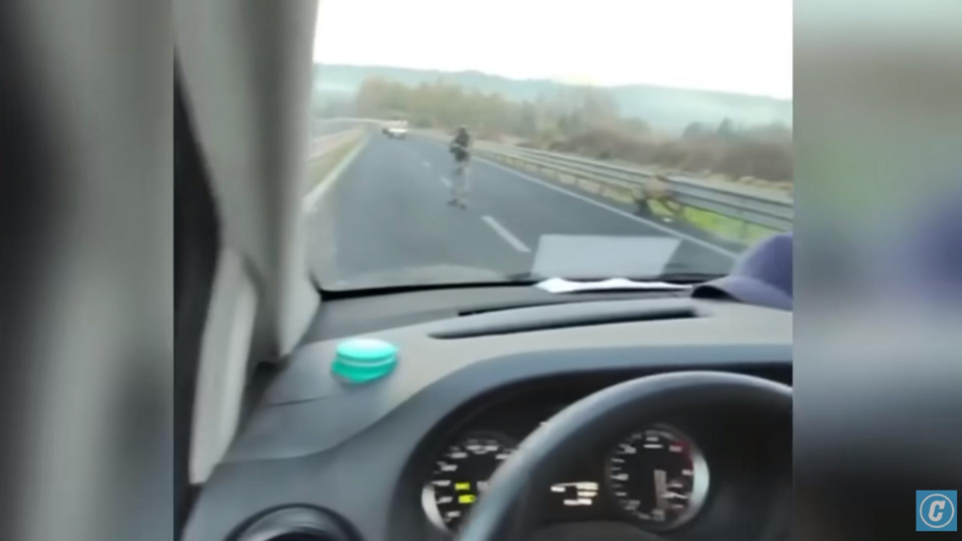 Jaf de proporții pe autostrada din Italia. VIDEO cu hoții înarmați care atacă trei vehicule blindate și fug cu 4 milioane de euro