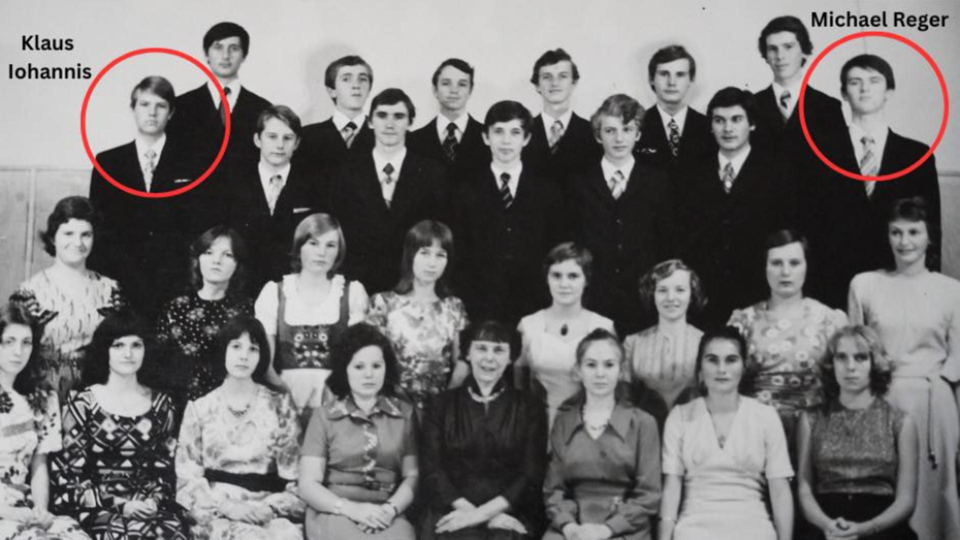 Klaus Iohannis într-o fotografie de clasă, la Liceul „Brukenthal” (sursă: FB/Daniela Cimpean)