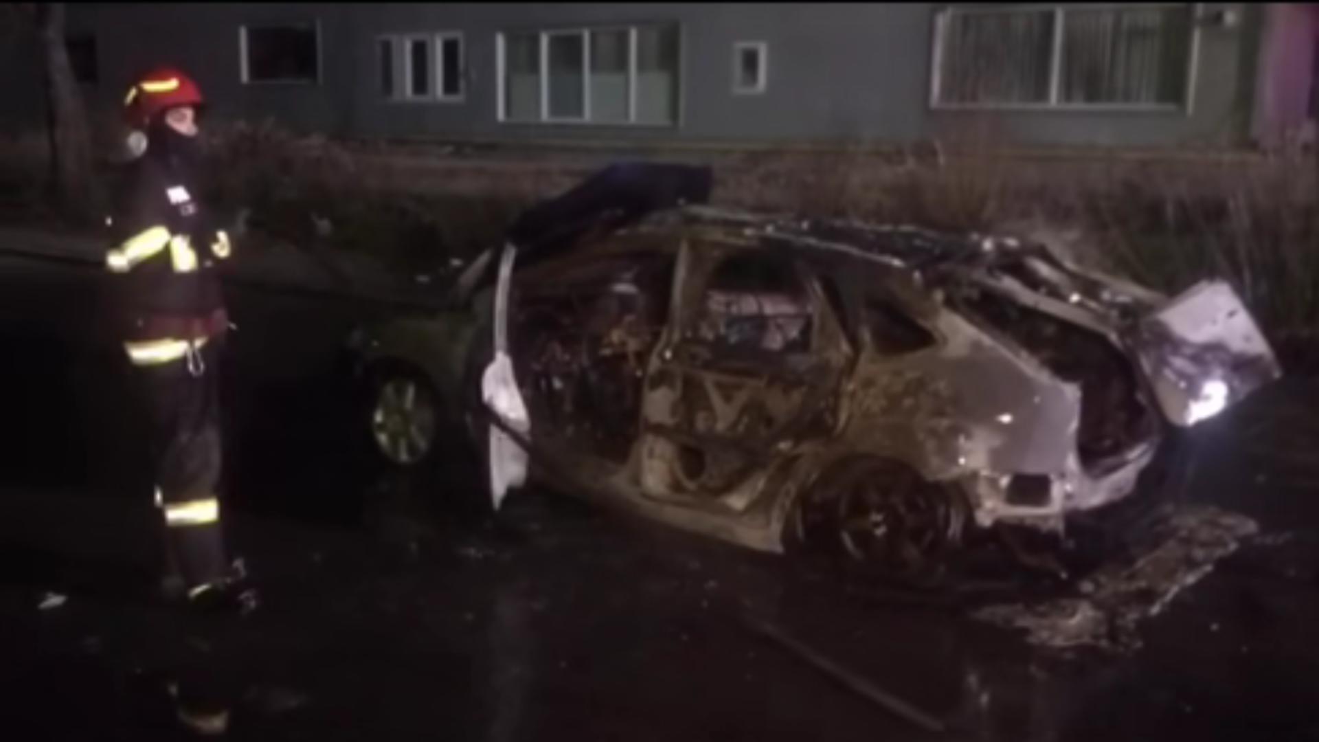 Un autoturism a explodat și s-a făcut scum, după ce a fost alimentat la o stație GPL din București – FOTO