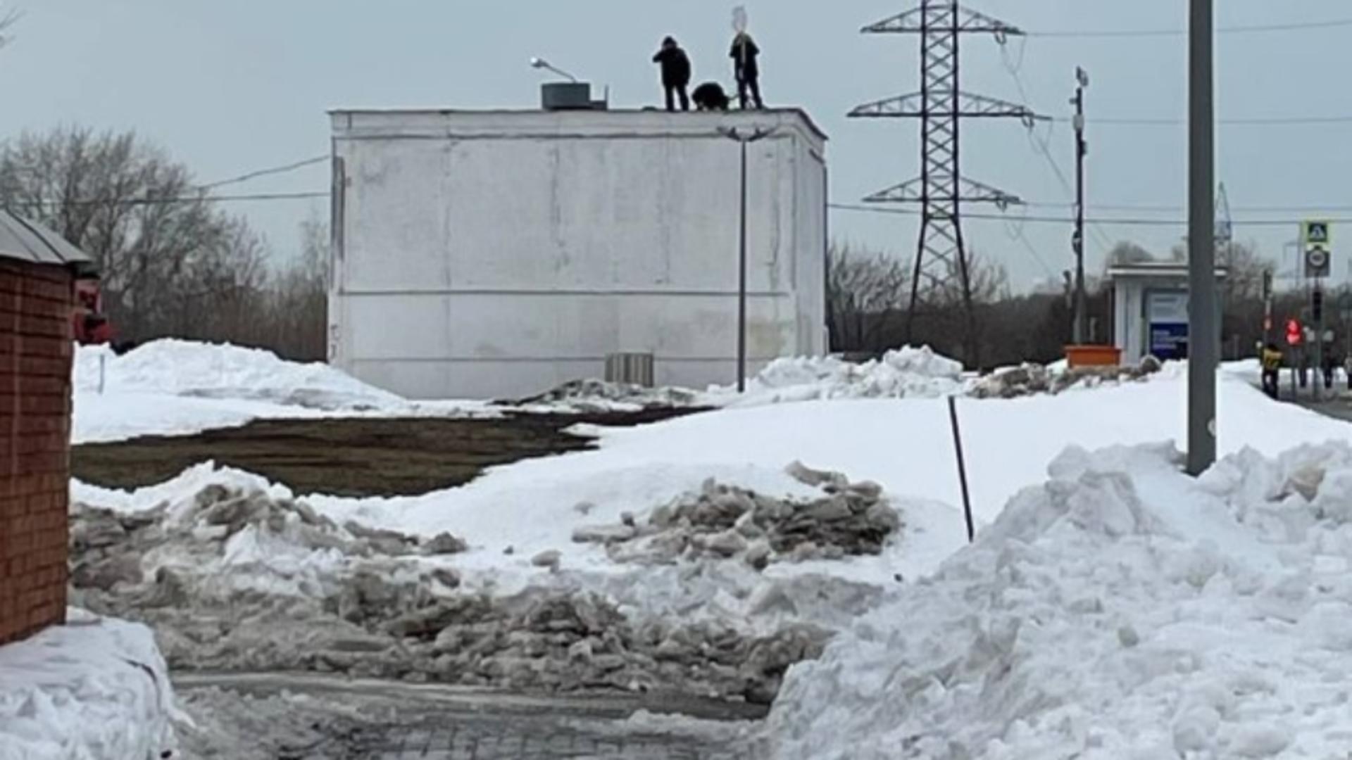 „Tradiții” rusești. Poliția a început să patruleze în cimitir, cu o zi înainte de înmormântarea lui Navalnîi