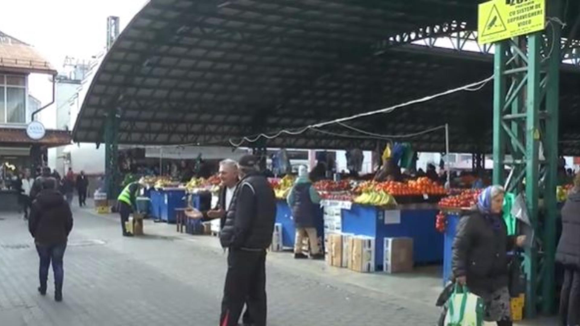 Revoltă într-o piață din România. Fructele și legumele sunt furate noaptea iar autoritățile nu vor să intervină