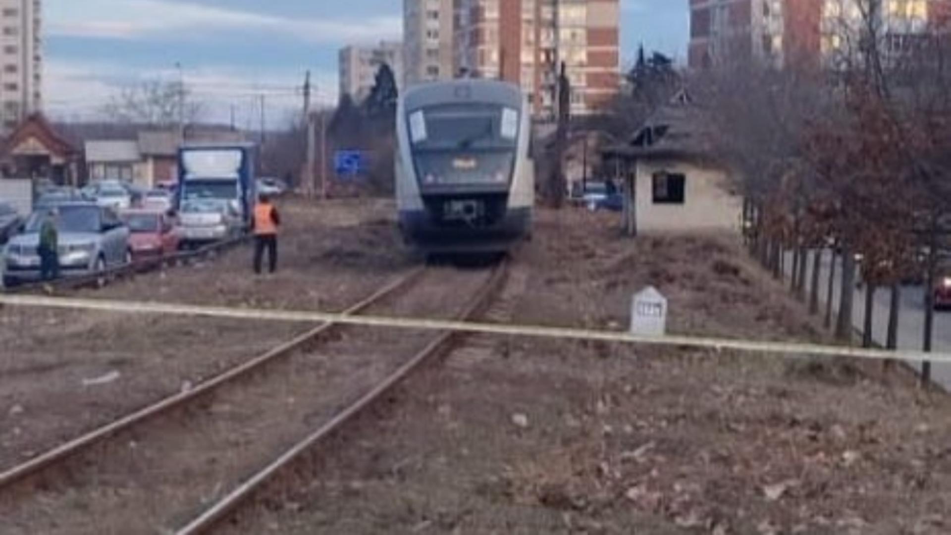 Mecanicul de locomotivă spune omul că s-a aruncat în fața trenului. Foto/ISU/Poliția