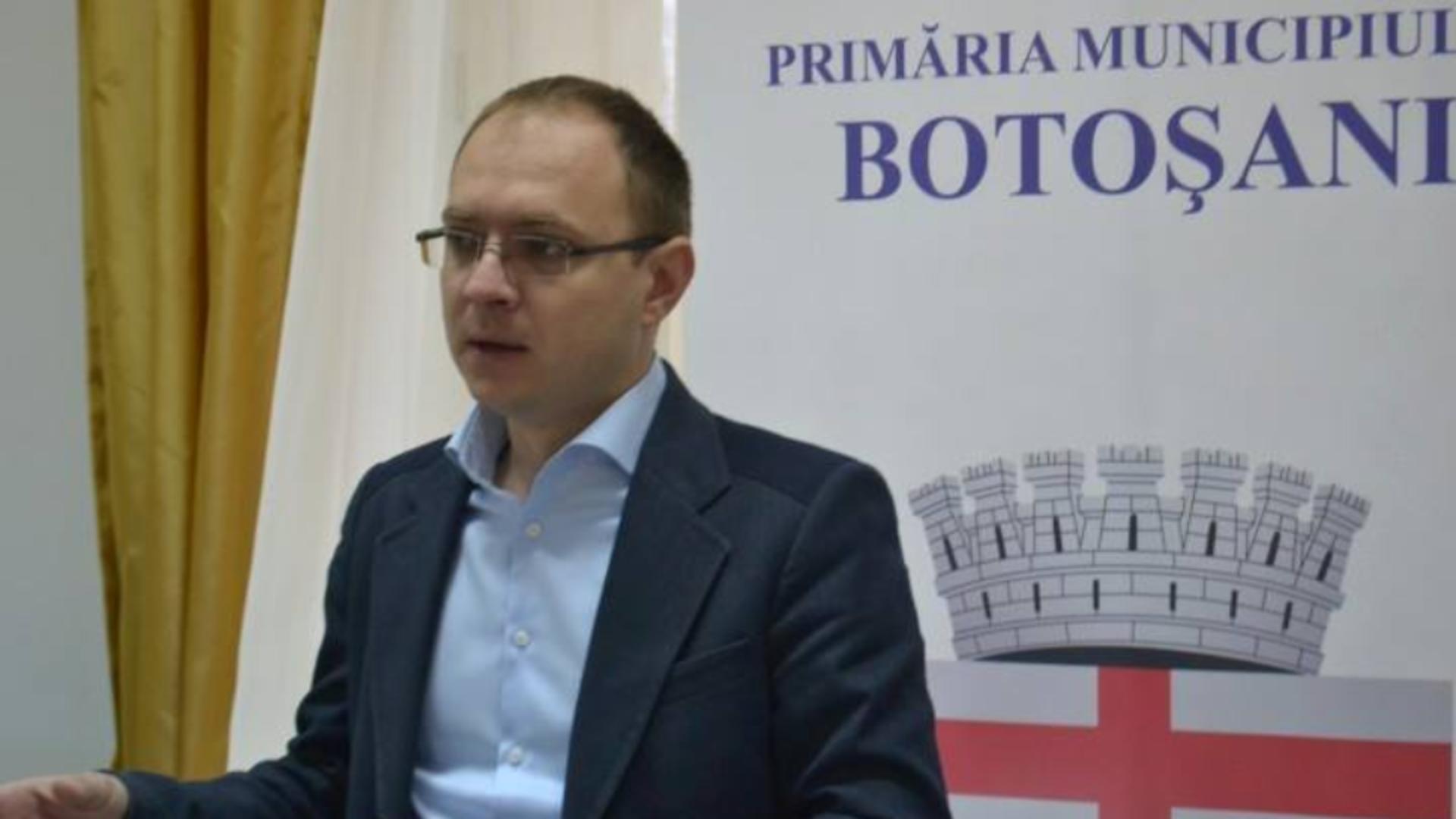 Primarul din Botoşani, denunţat la DNA de soţul candidatei care ar fi primit subiectele la concurs. Femeia i-ar fi amantă